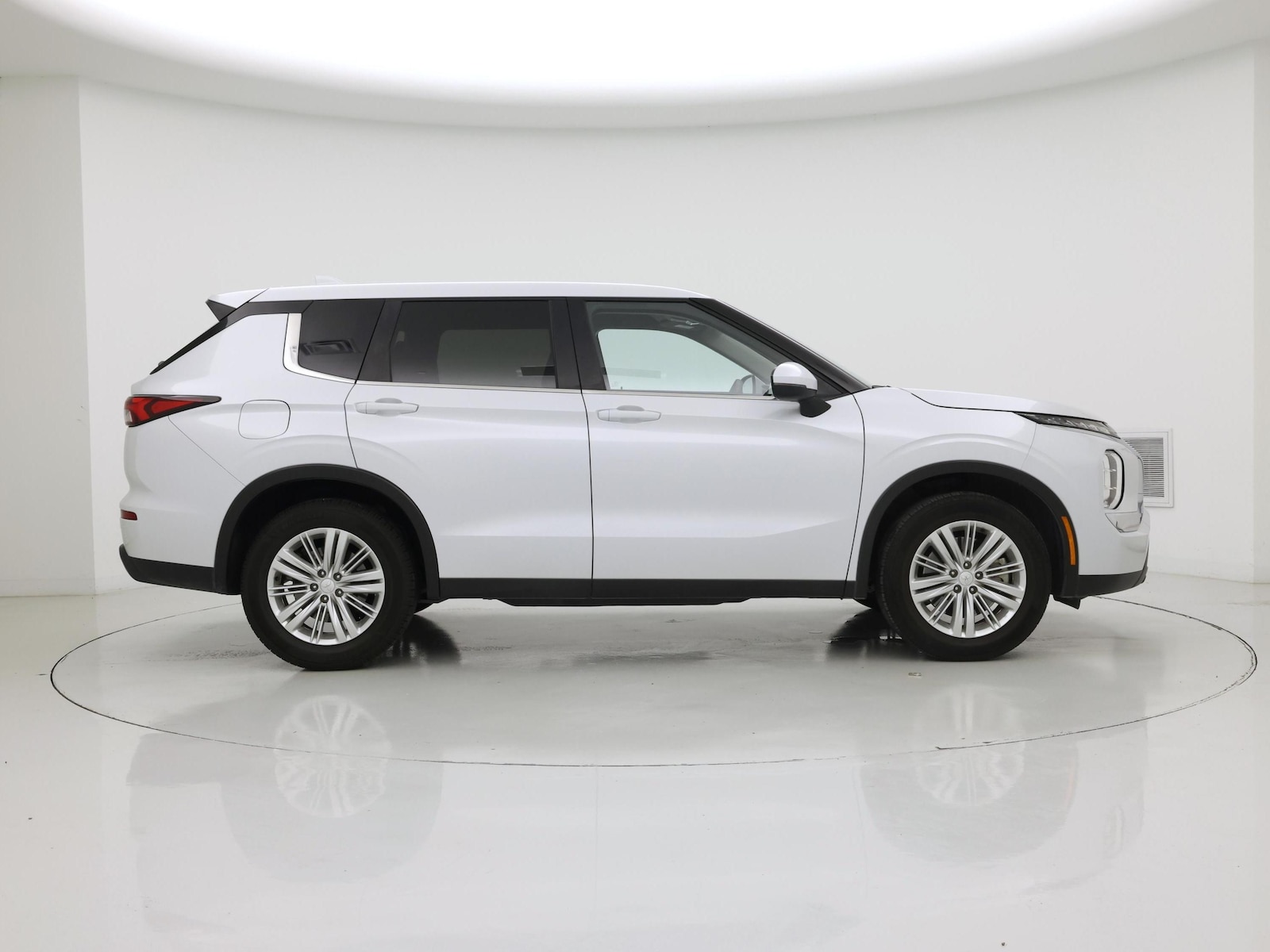 2024 Mitsubishi Outlander ES - Photo 8
