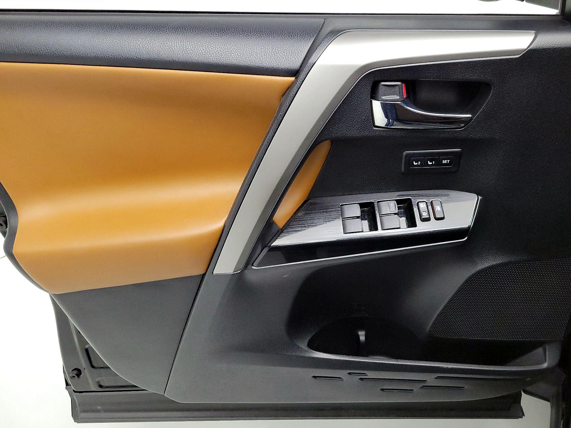 Thumbnail: 2016 Toyota RAV4 - 12
