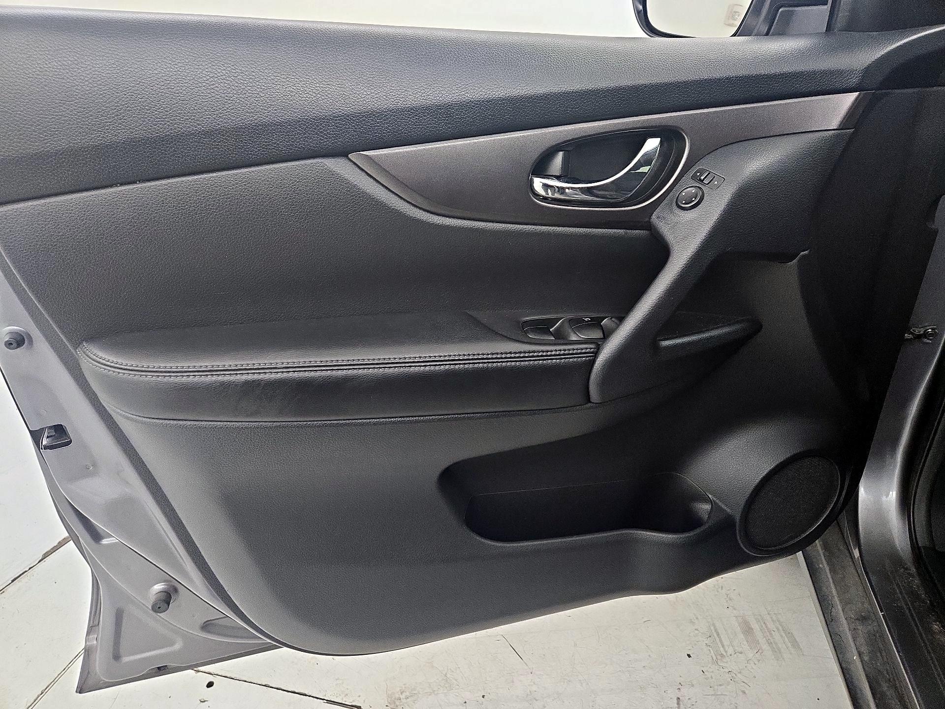 Thumbnail: 2015 Nissan Rogue - 12