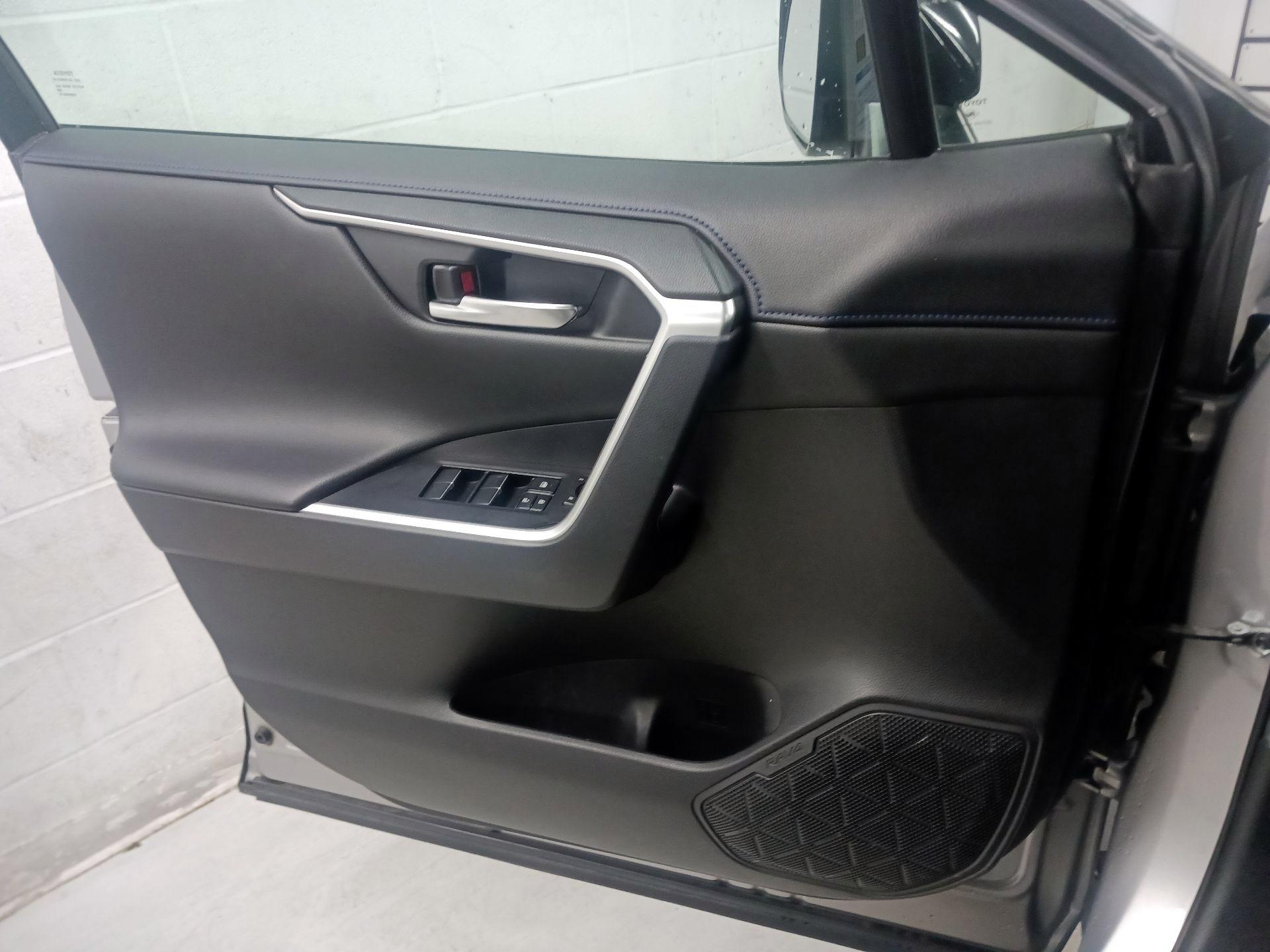 Thumbnail: 2021 Toyota RAV4 - 10