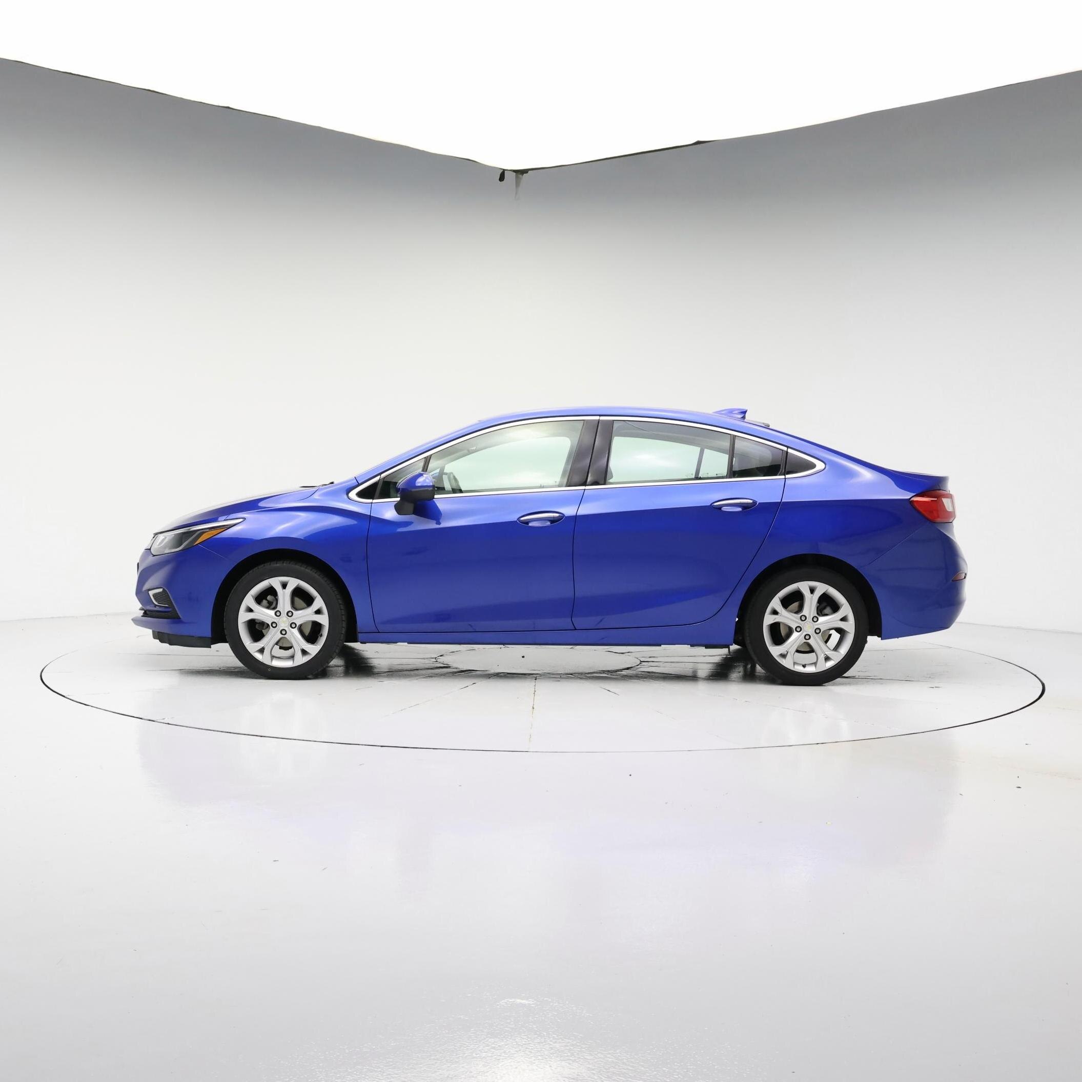 Thumbnail: 2018 Chevrolet Cruze - 3