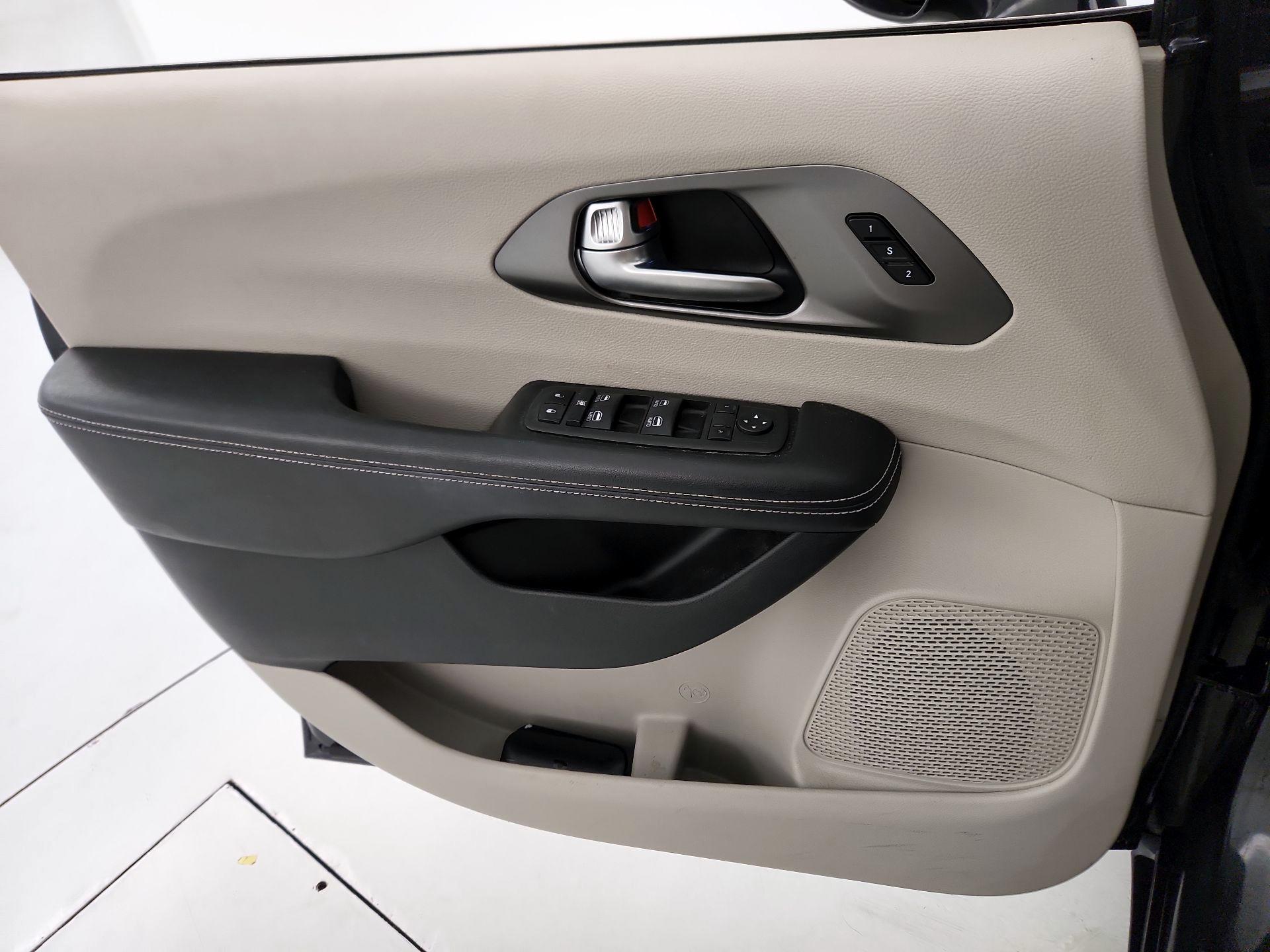 Thumbnail: 2021 Chrysler Pacifica - 12