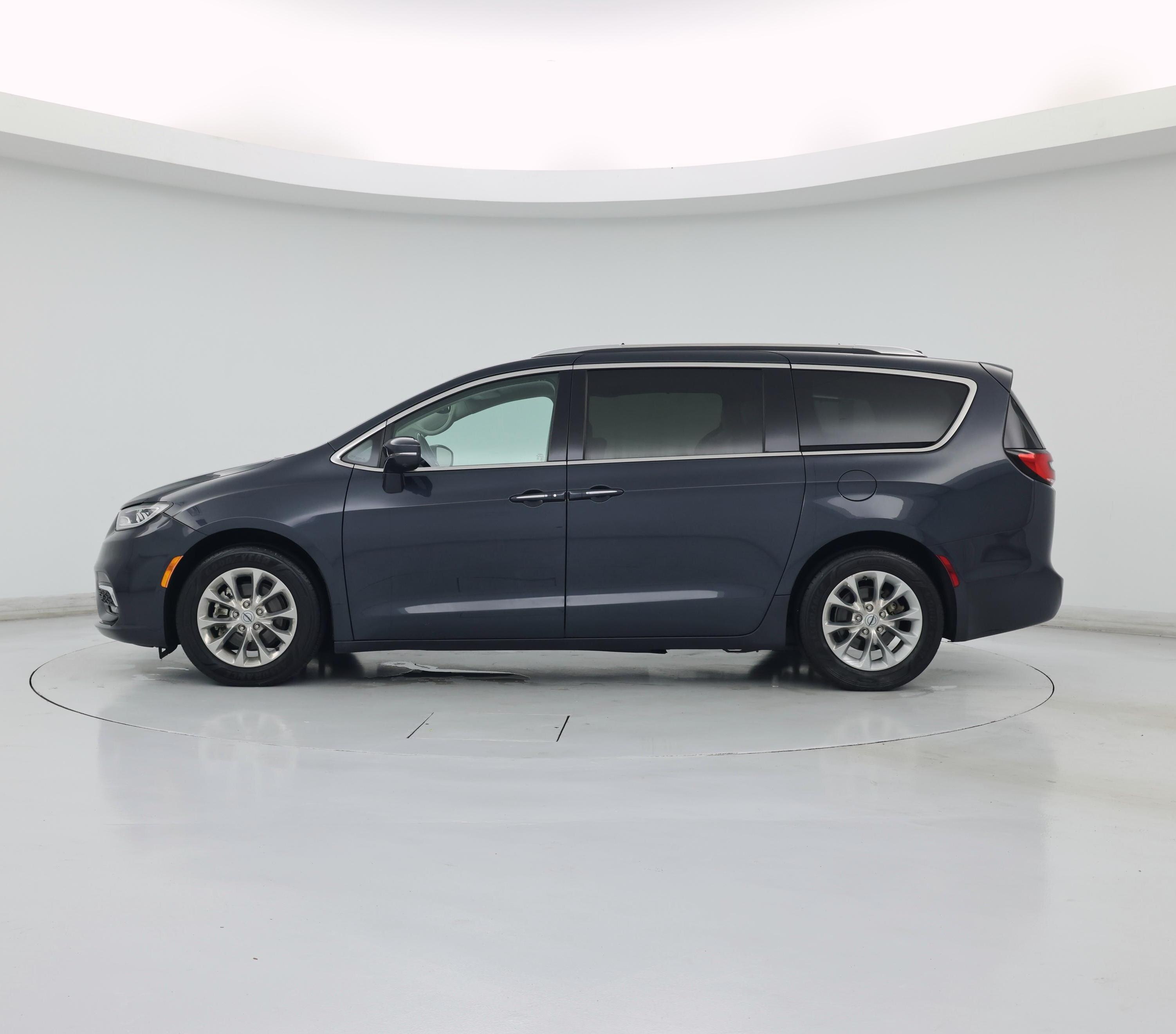 Thumbnail: 2021 Chrysler Pacifica - 3