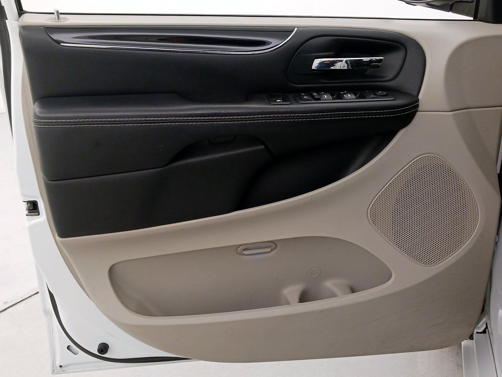 Thumbnail: 2017 Dodge Grand Caravan - 12