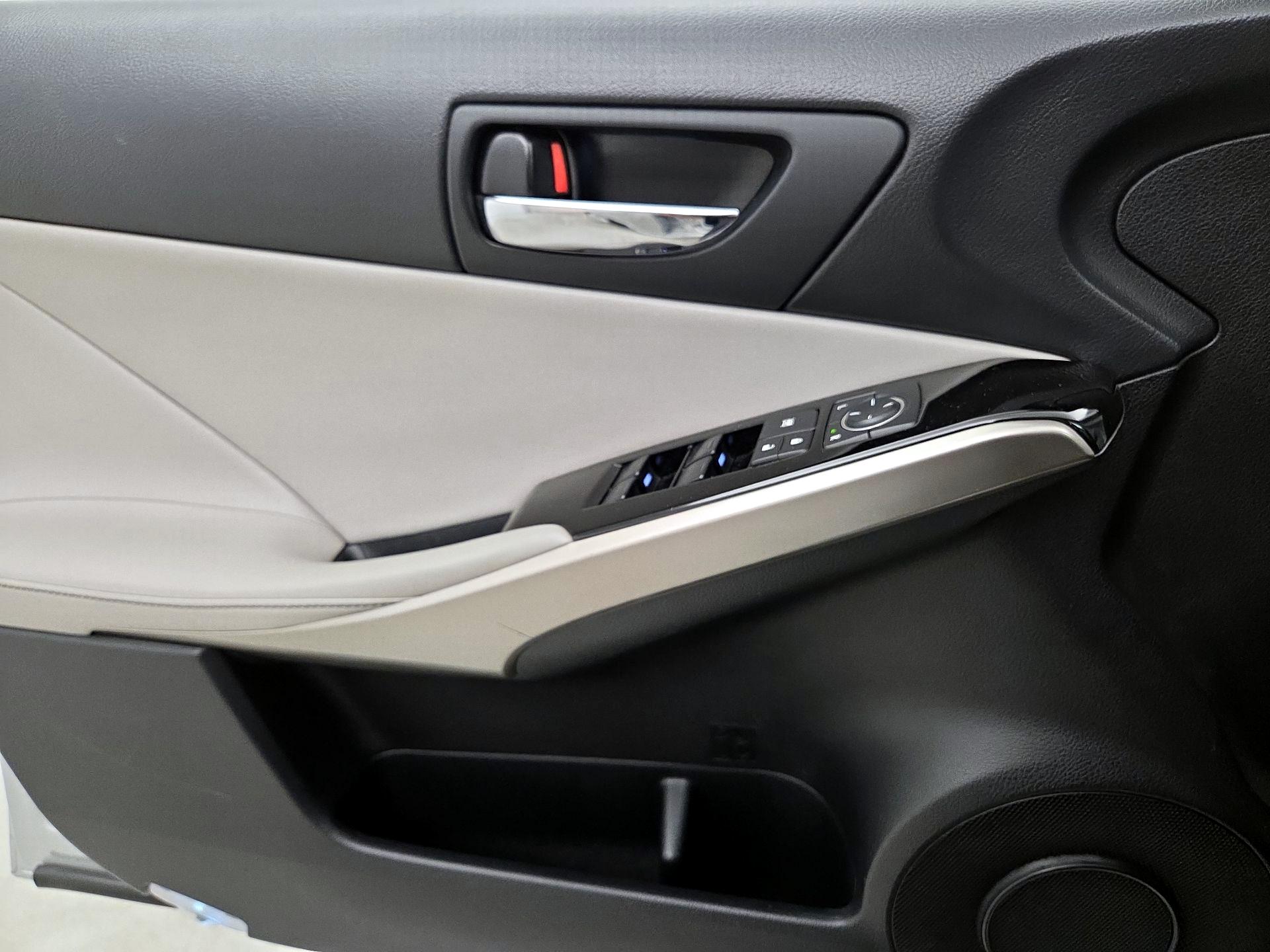 Thumbnail: 2016 Lexus IS - 12