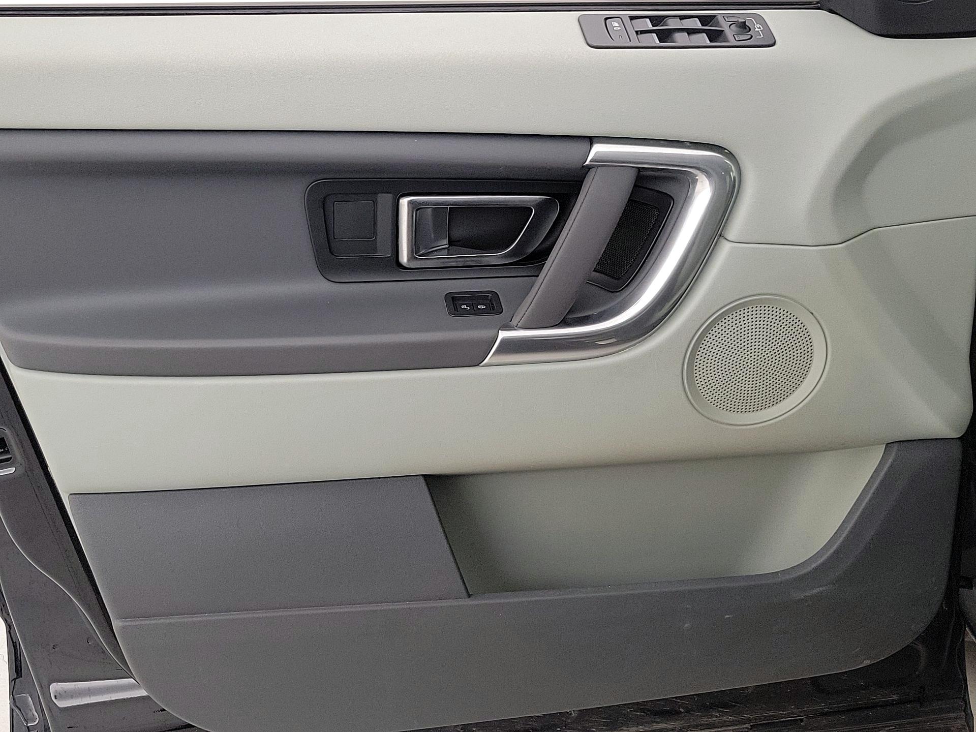 Thumbnail: 2019 Land Rover Discovery Sport - 12