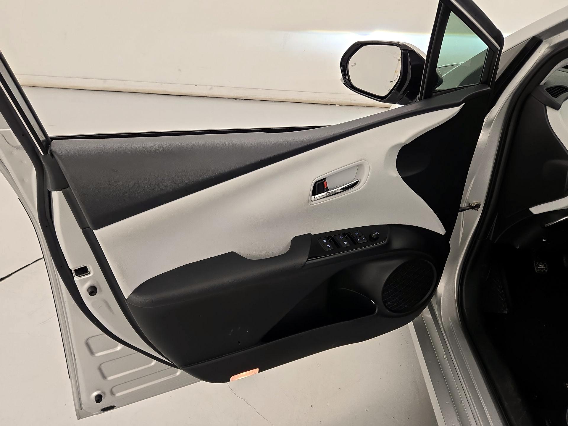 Thumbnail: 2016 Toyota Prius - 12