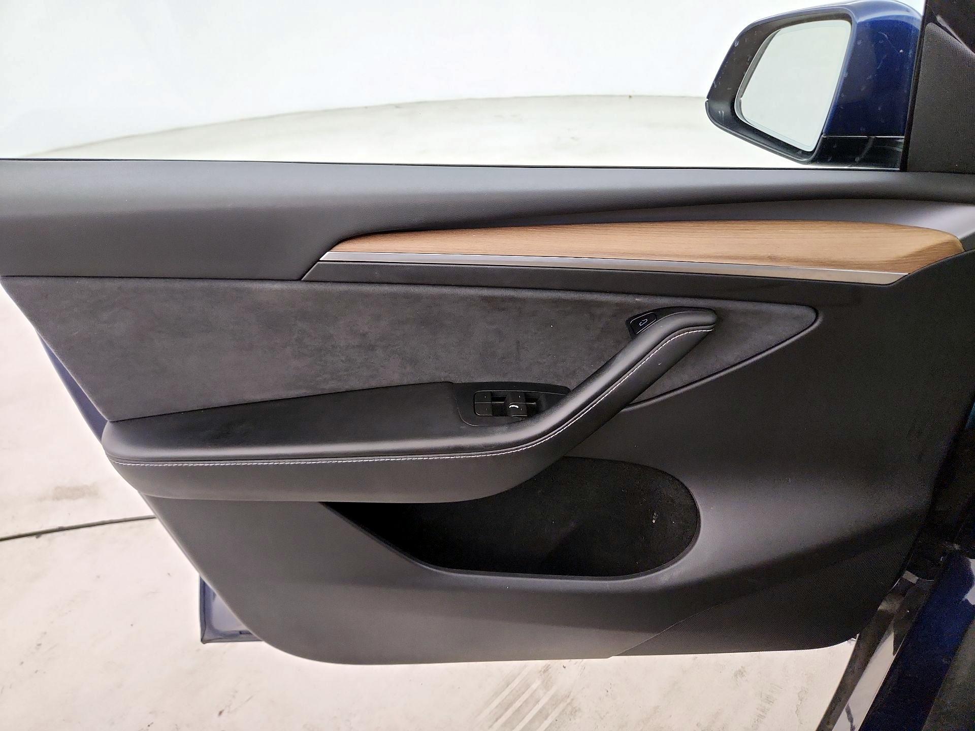 Thumbnail: 2023 Tesla Model Y - 10
