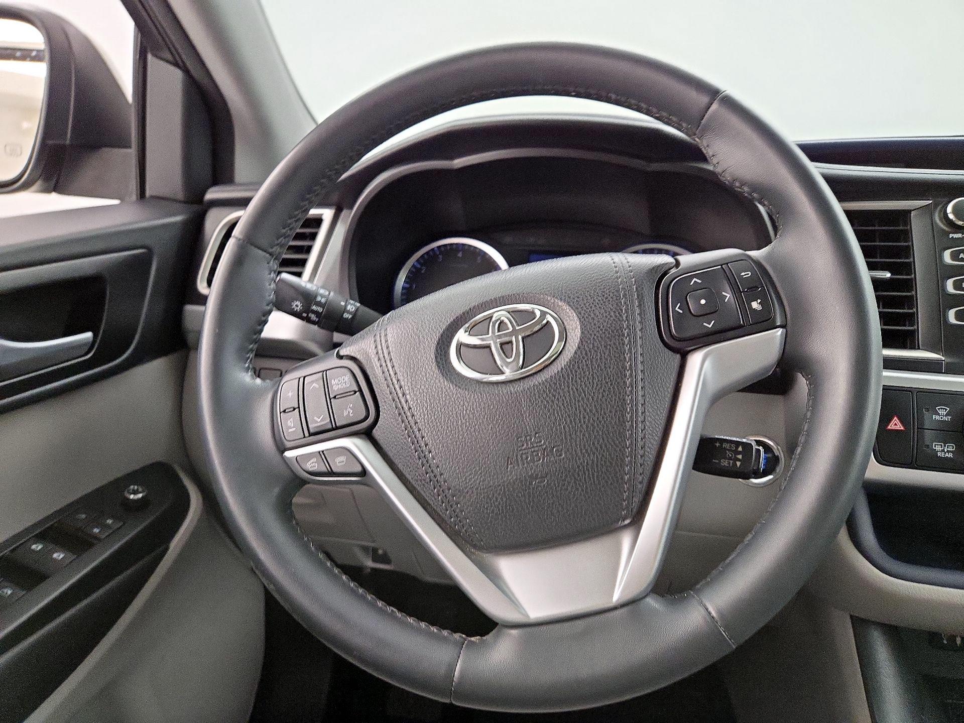 Thumbnail: 2015 Toyota Highlander - 10