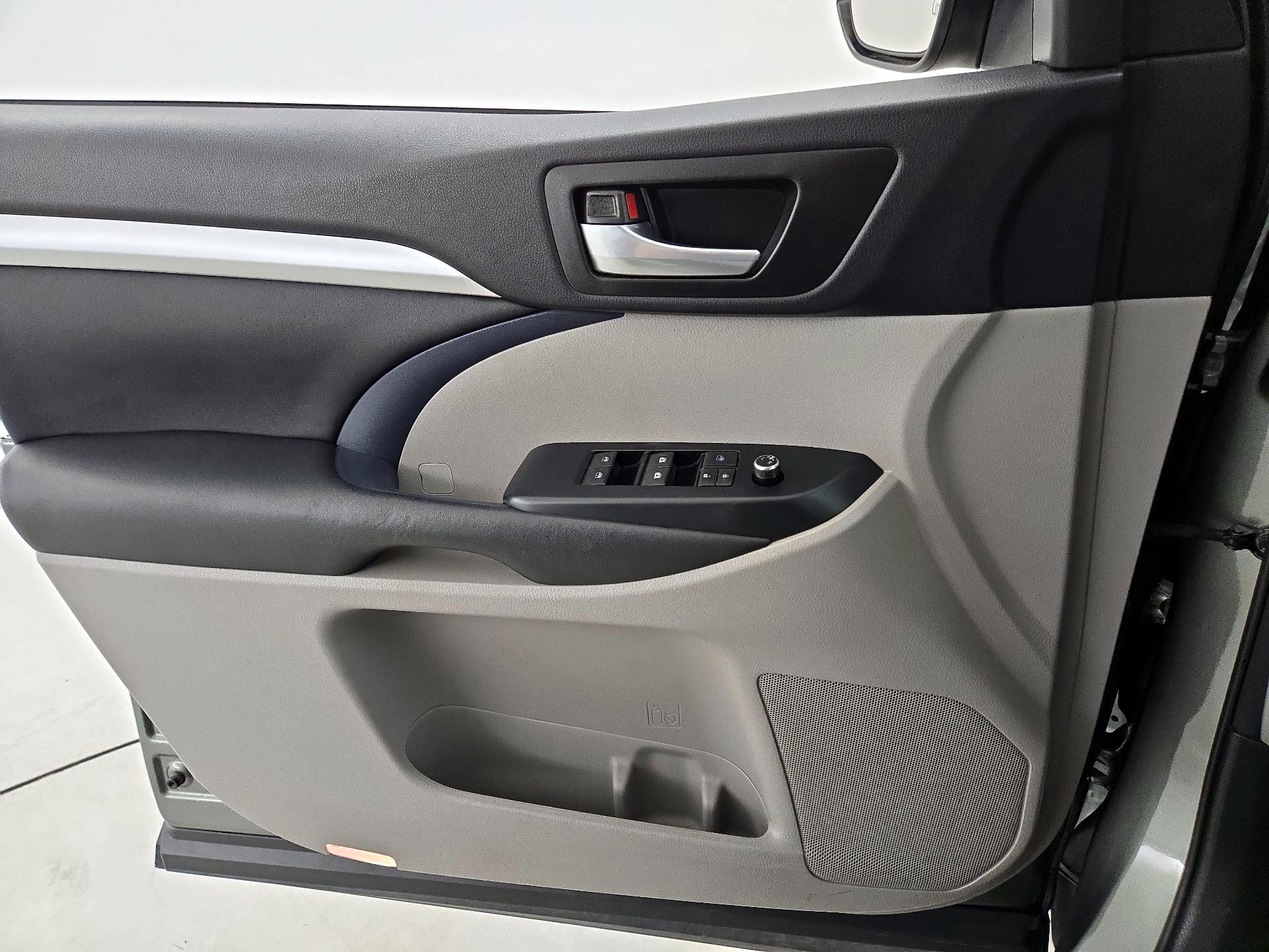 Thumbnail: 2015 Toyota Highlander - 12