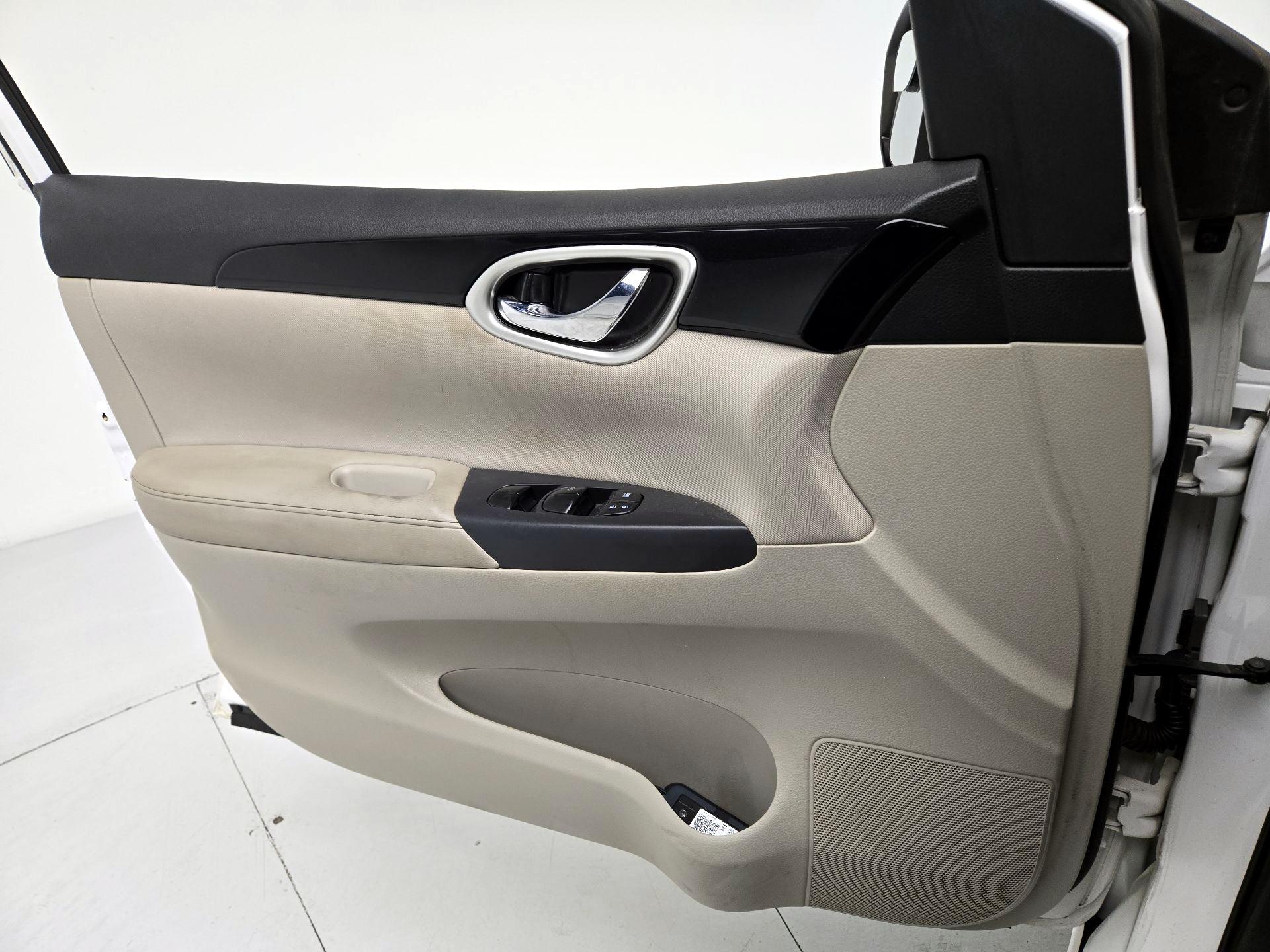 Thumbnail: 2016 Nissan Sentra - 12