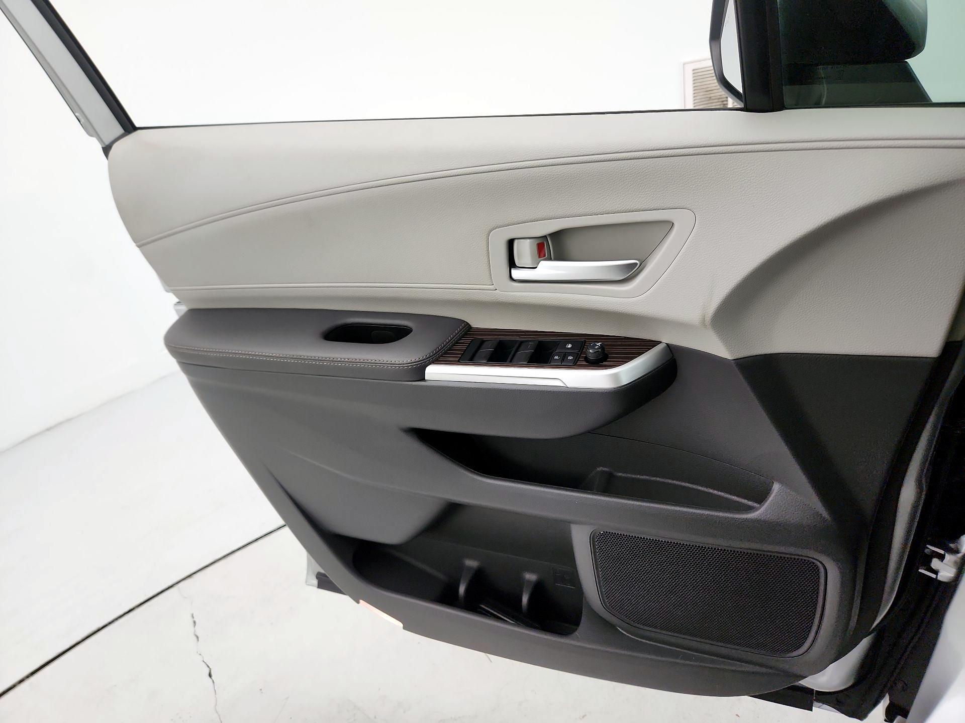 Thumbnail: 2022 Toyota Sienna - 12