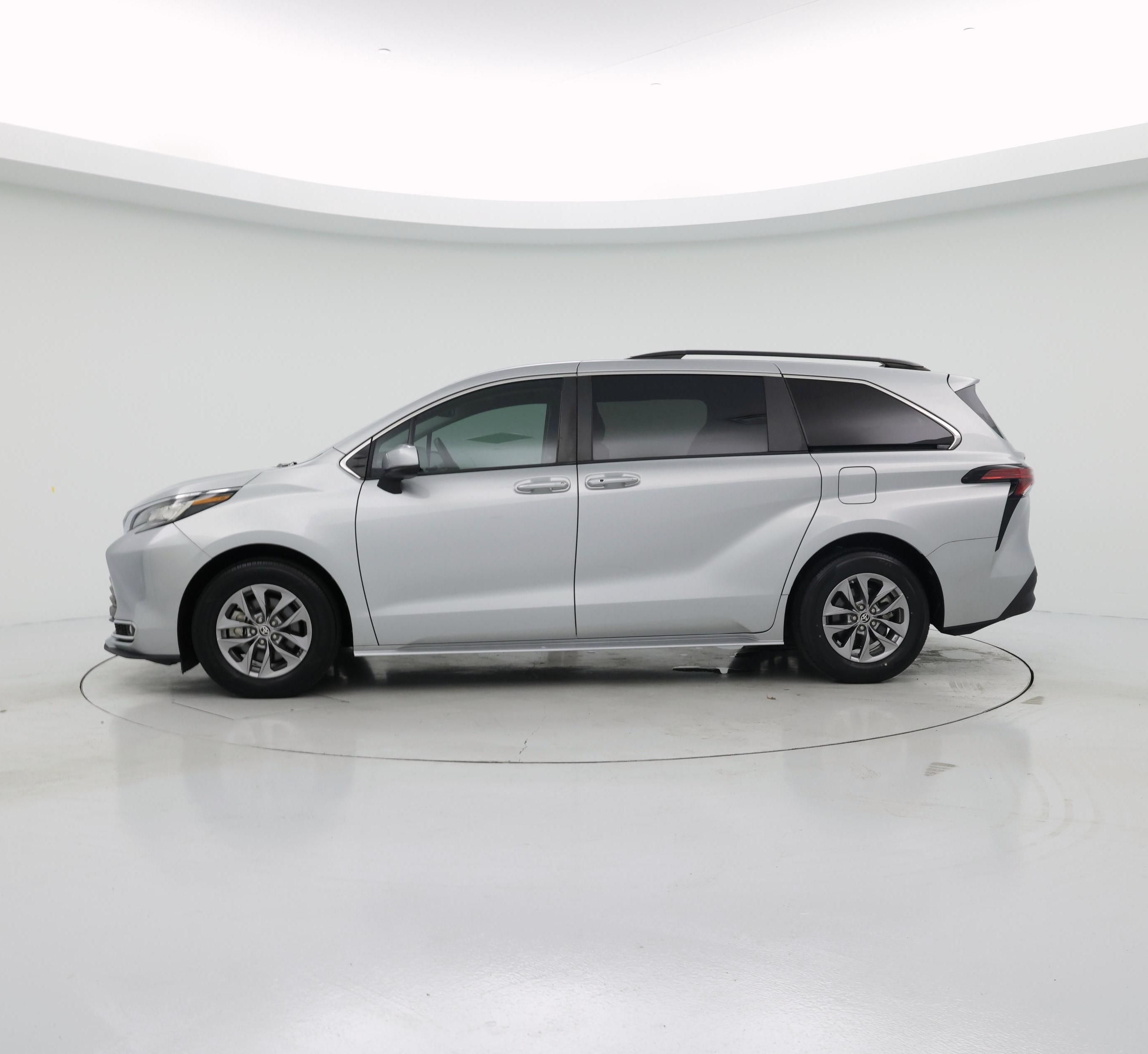 Thumbnail: 2022 Toyota Sienna - 3