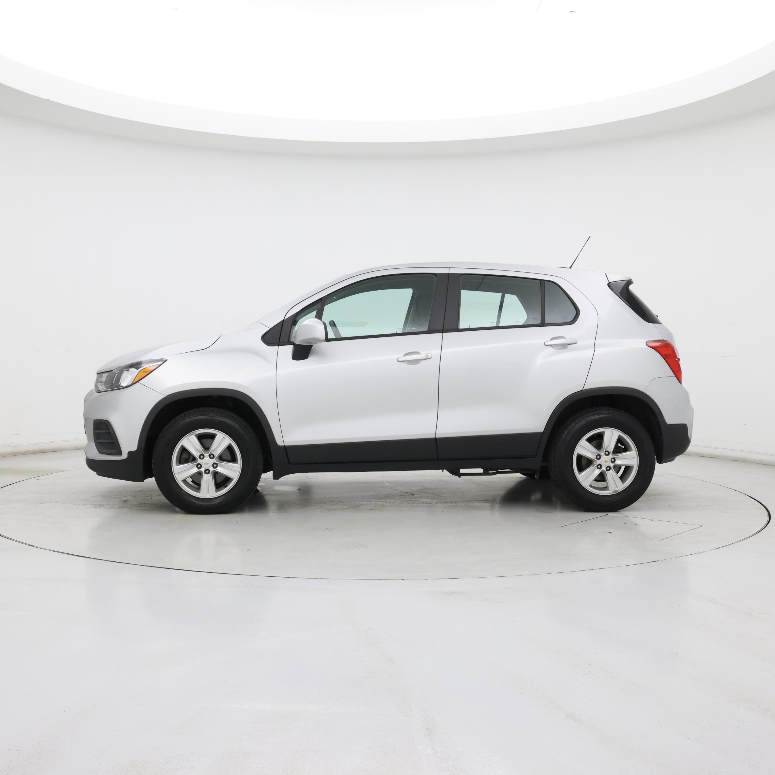 Thumbnail: 2017 Chevrolet Trax - 3