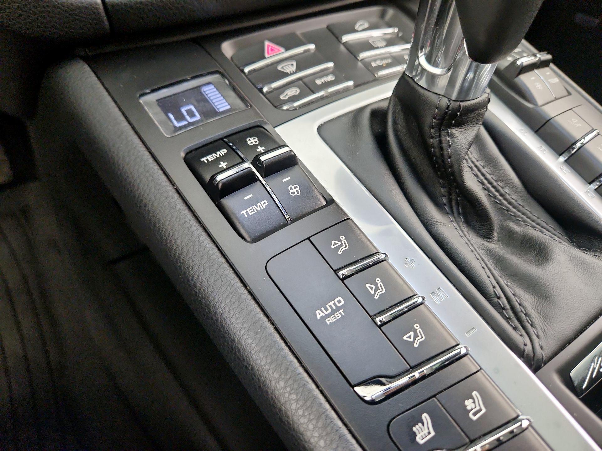 Thumbnail: 2020 Porsche Macan - 17