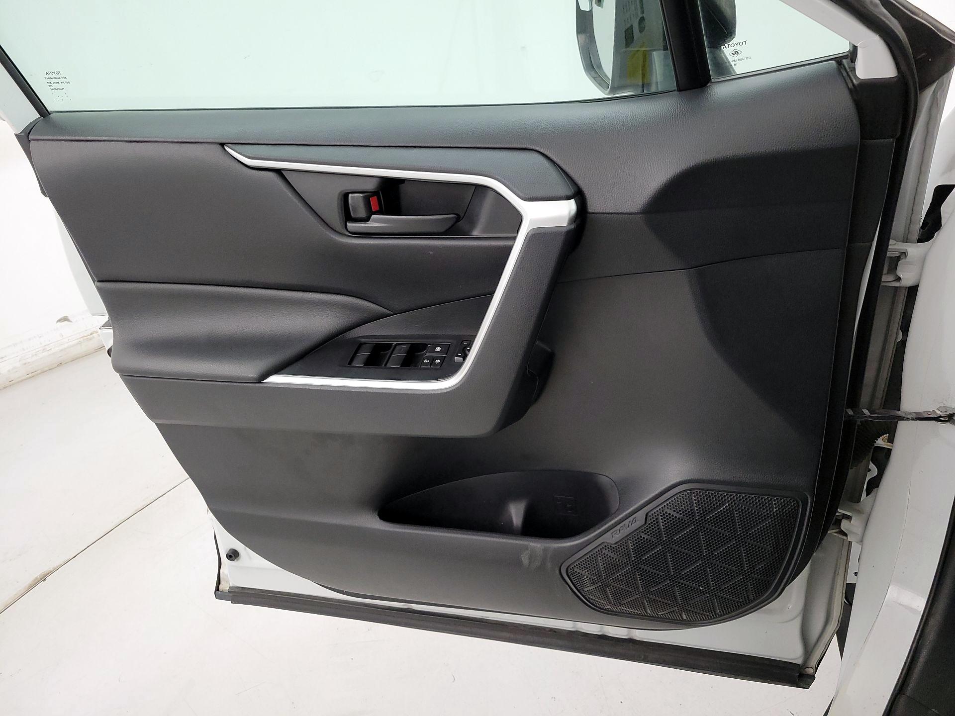 Thumbnail: 2019 Toyota RAV4 - 12