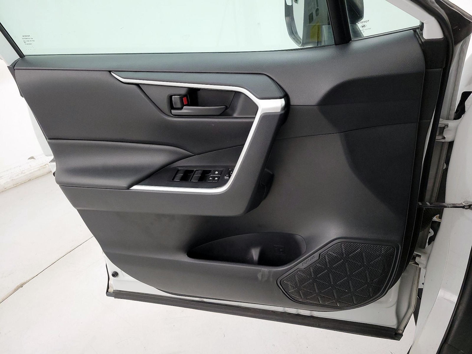 2019 Toyota RAV4 LE - Photo 13