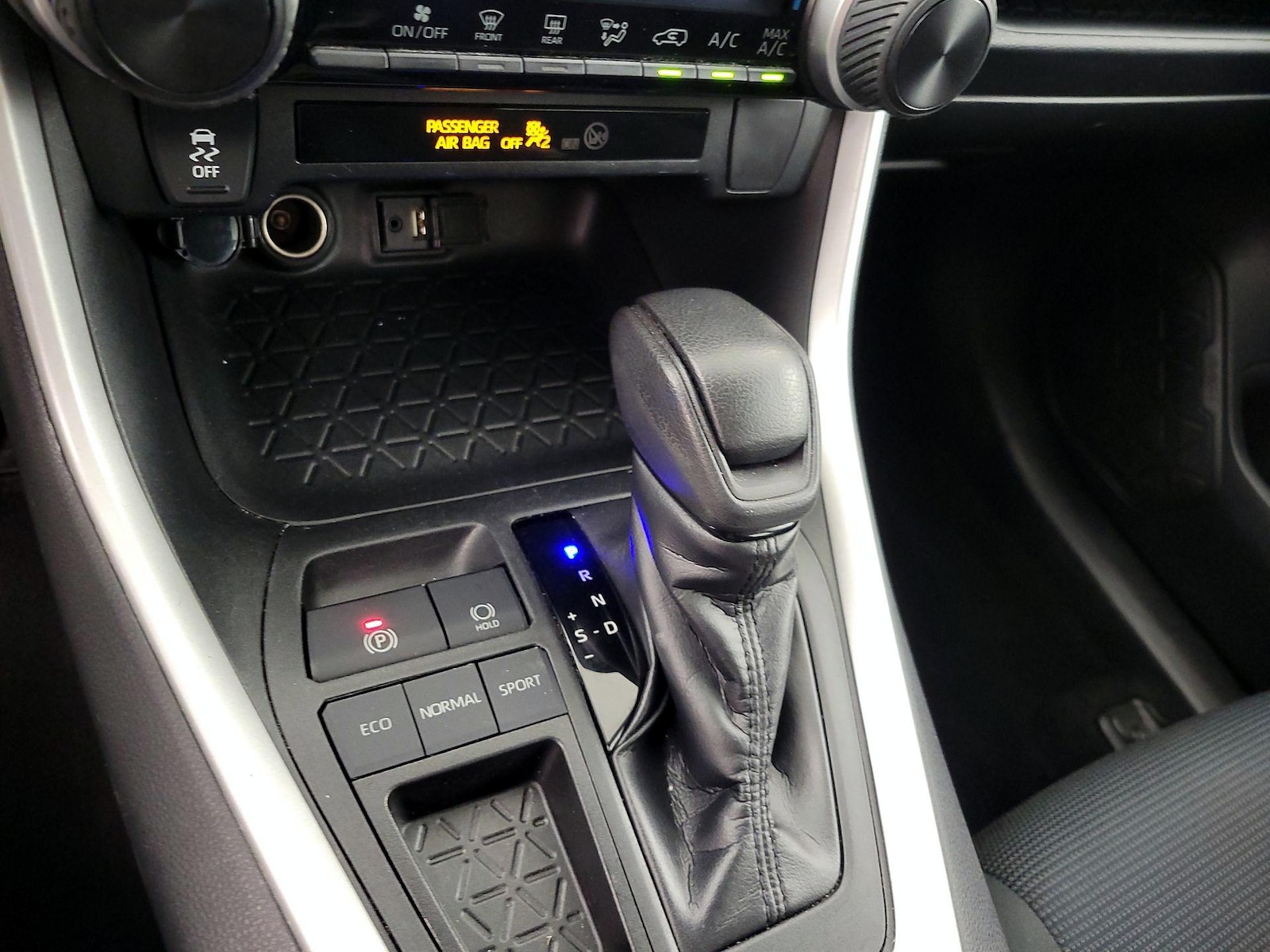 2019 Toyota RAV4 LE - Photo 18