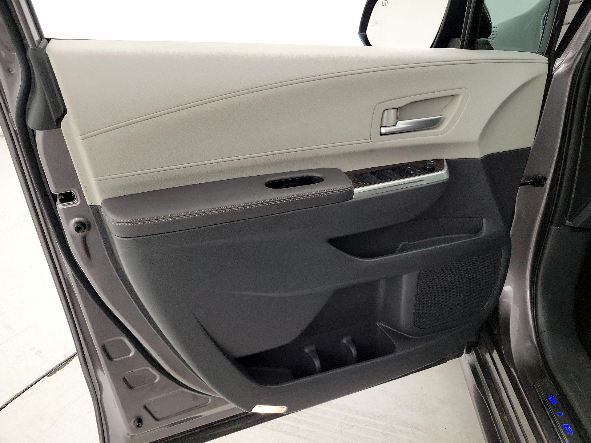 Thumbnail: 2021 Toyota Sienna - 12