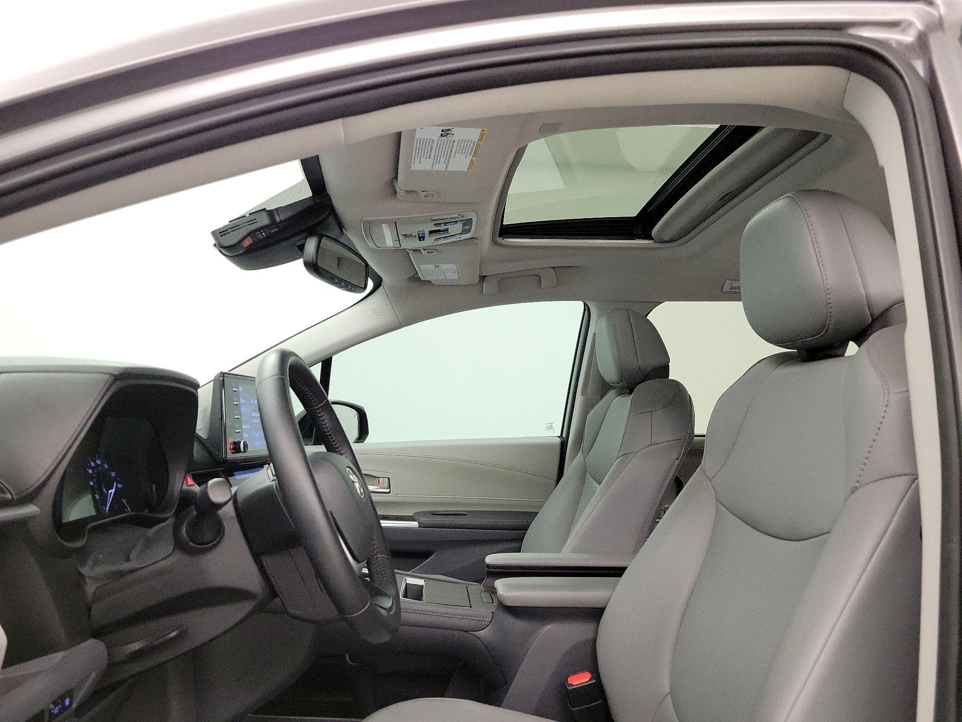 Thumbnail: 2021 Toyota Sienna - 18