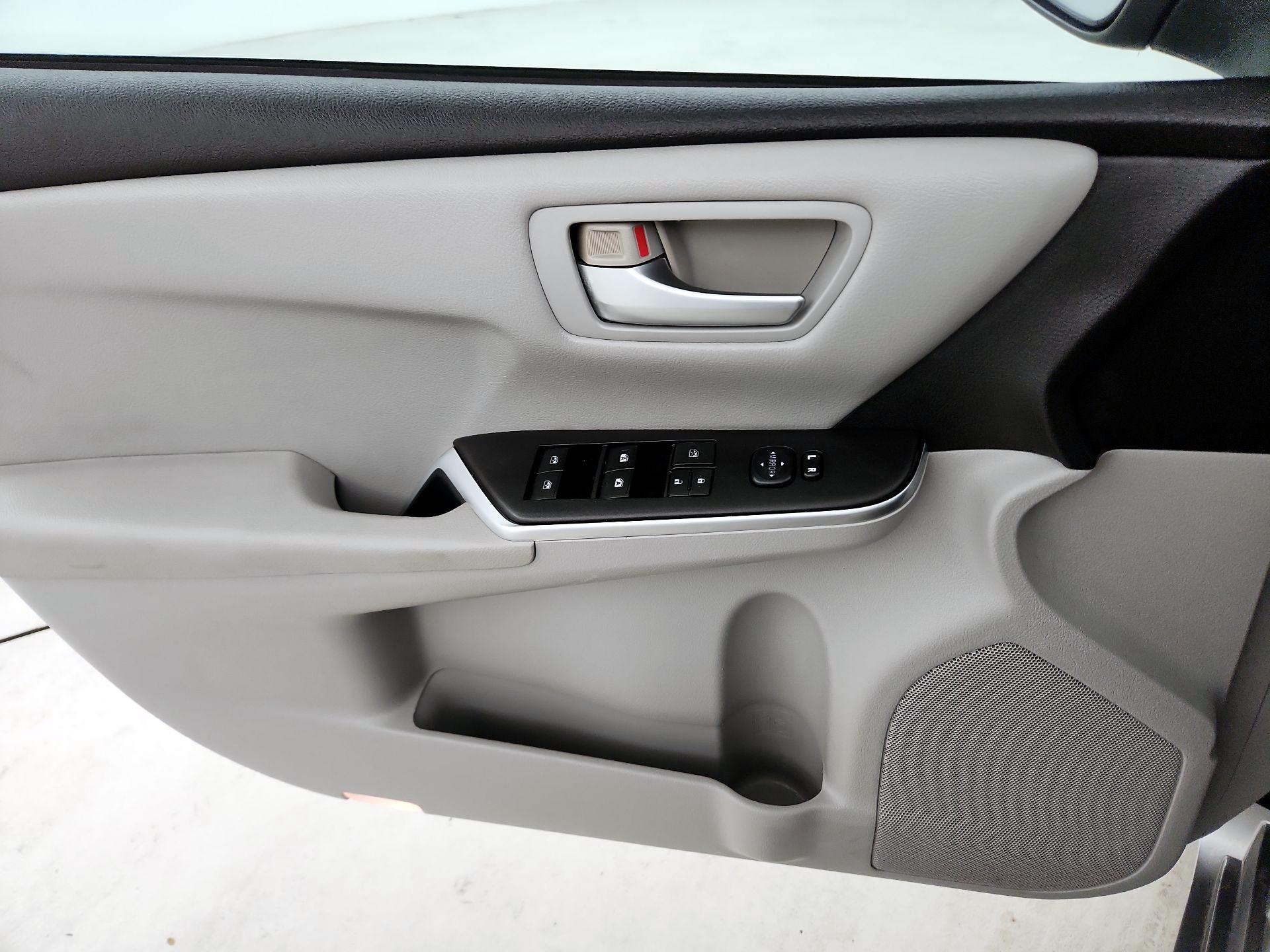 Thumbnail: 2015 Toyota Camry - 10