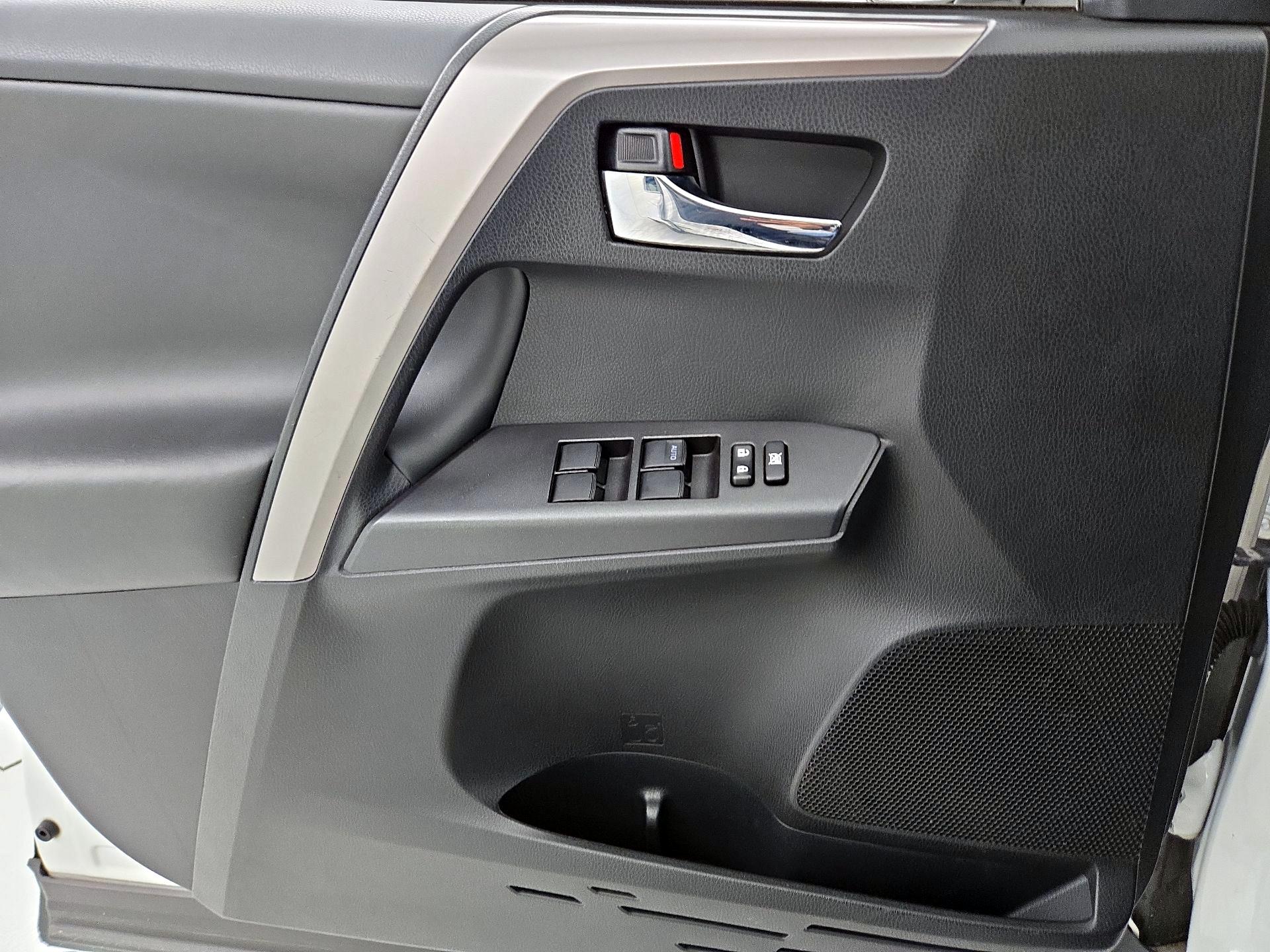 Thumbnail: 2018 Toyota RAV4 - 12