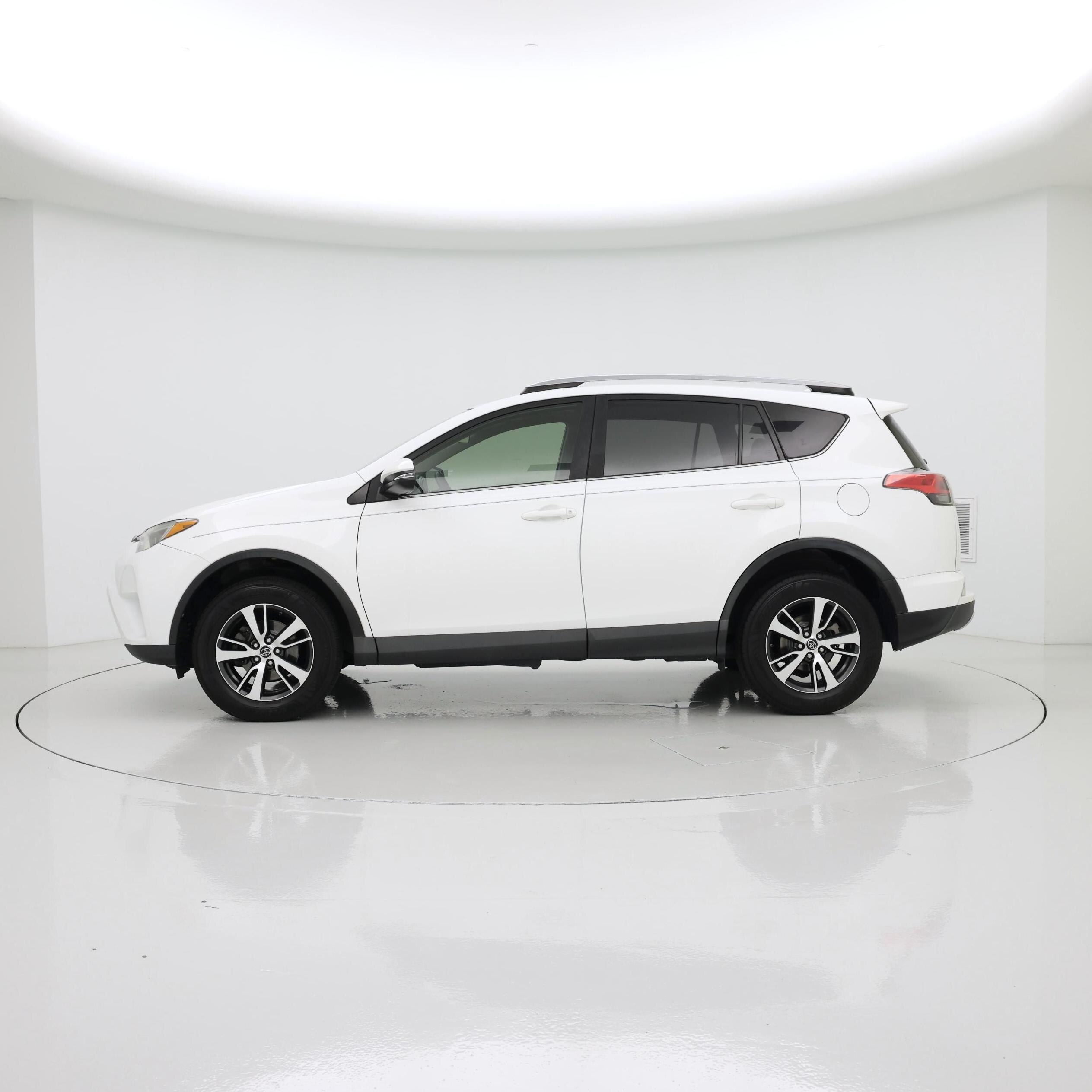 Thumbnail: 2018 Toyota RAV4 - 3