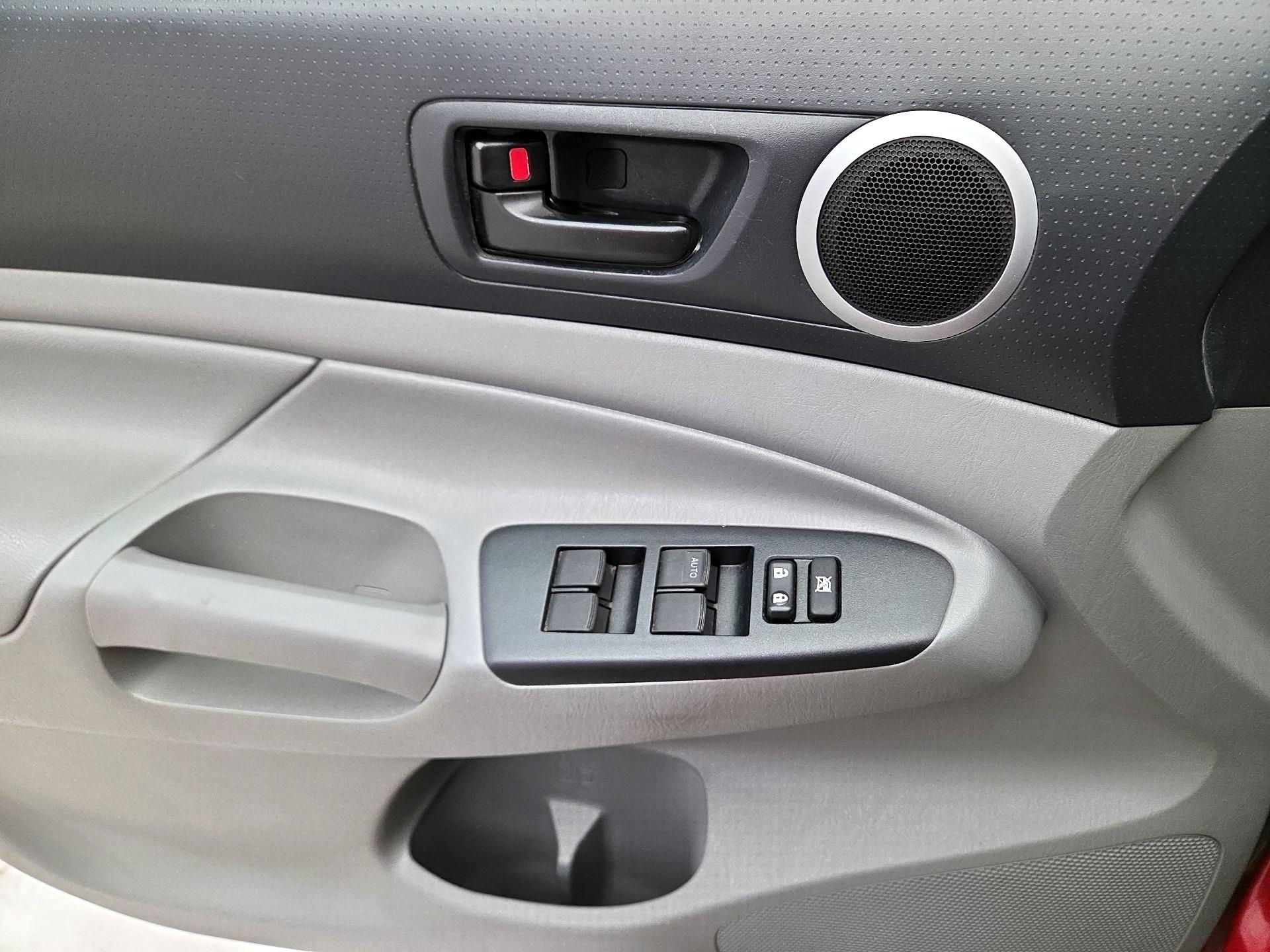 Thumbnail: 2015 Toyota Tacoma - 10
