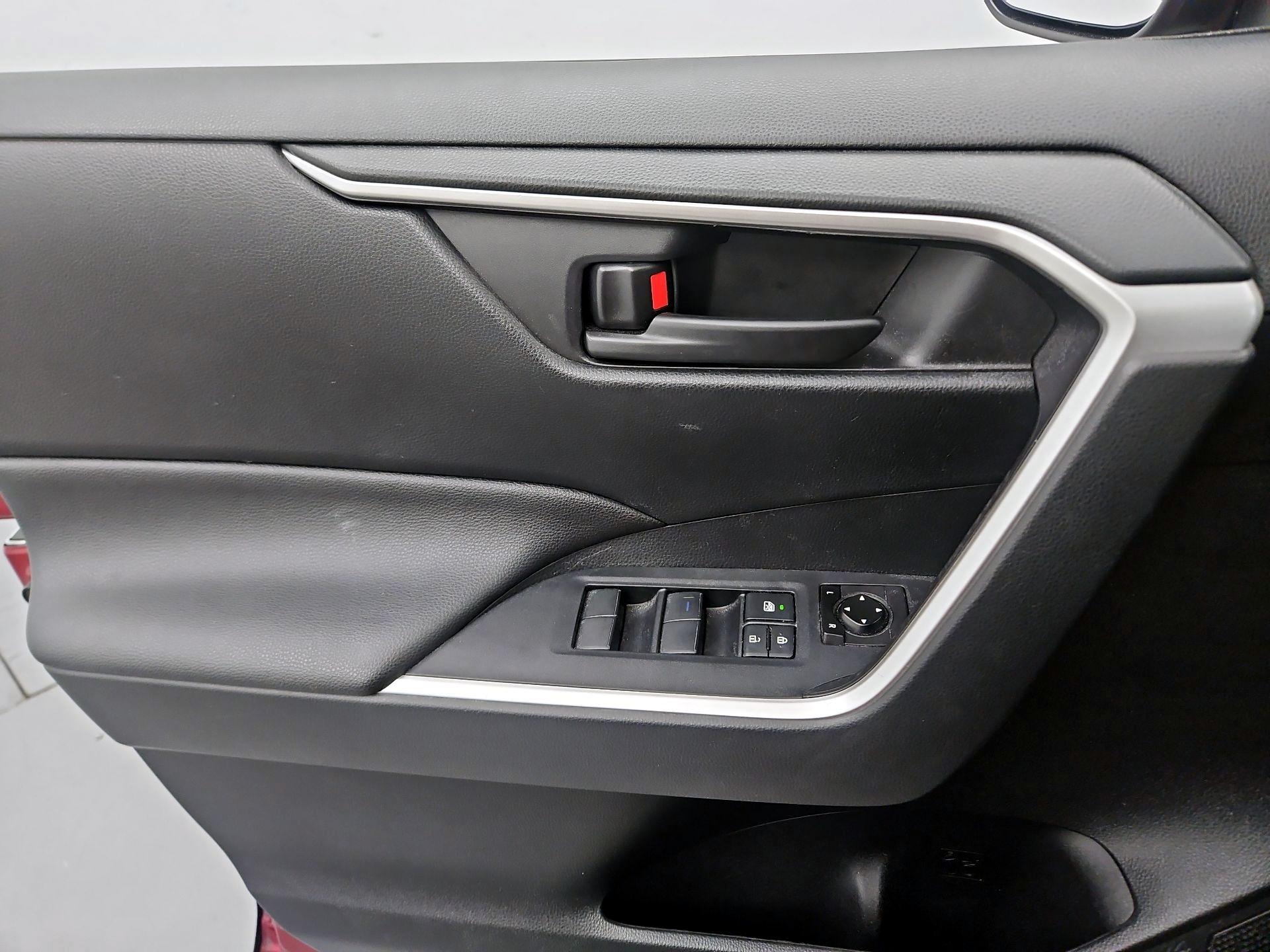 Thumbnail: 2020 Toyota RAV4 - 12