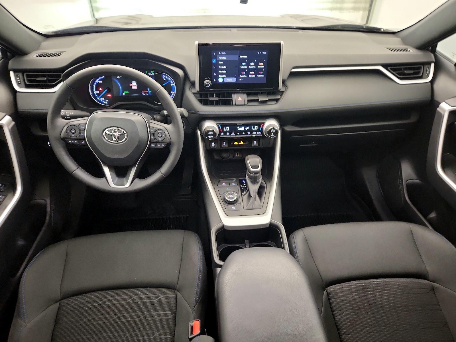 2024 Toyota RAV4 SE - Photo 10