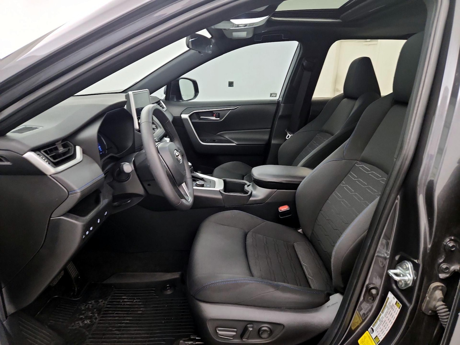 2024 Toyota RAV4 SE - Photo 12