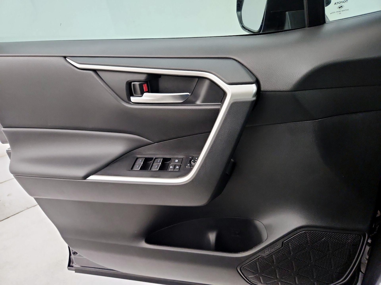 2024 Toyota RAV4 SE - Photo 13