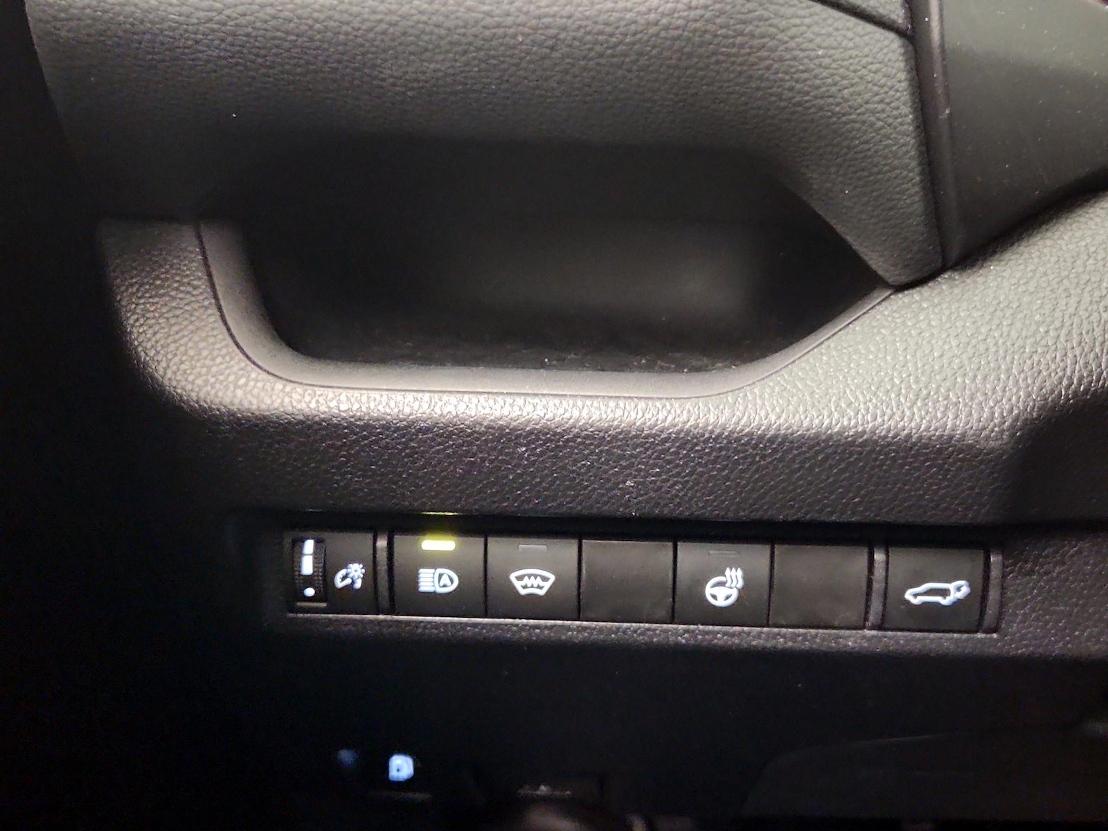 2024 Toyota RAV4 SE - Photo 14