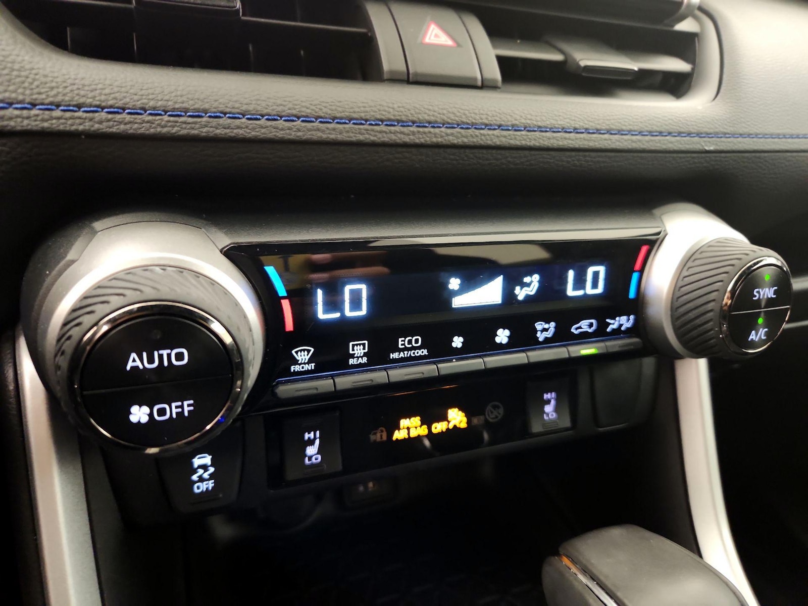 2024 Toyota RAV4 SE - Photo 17