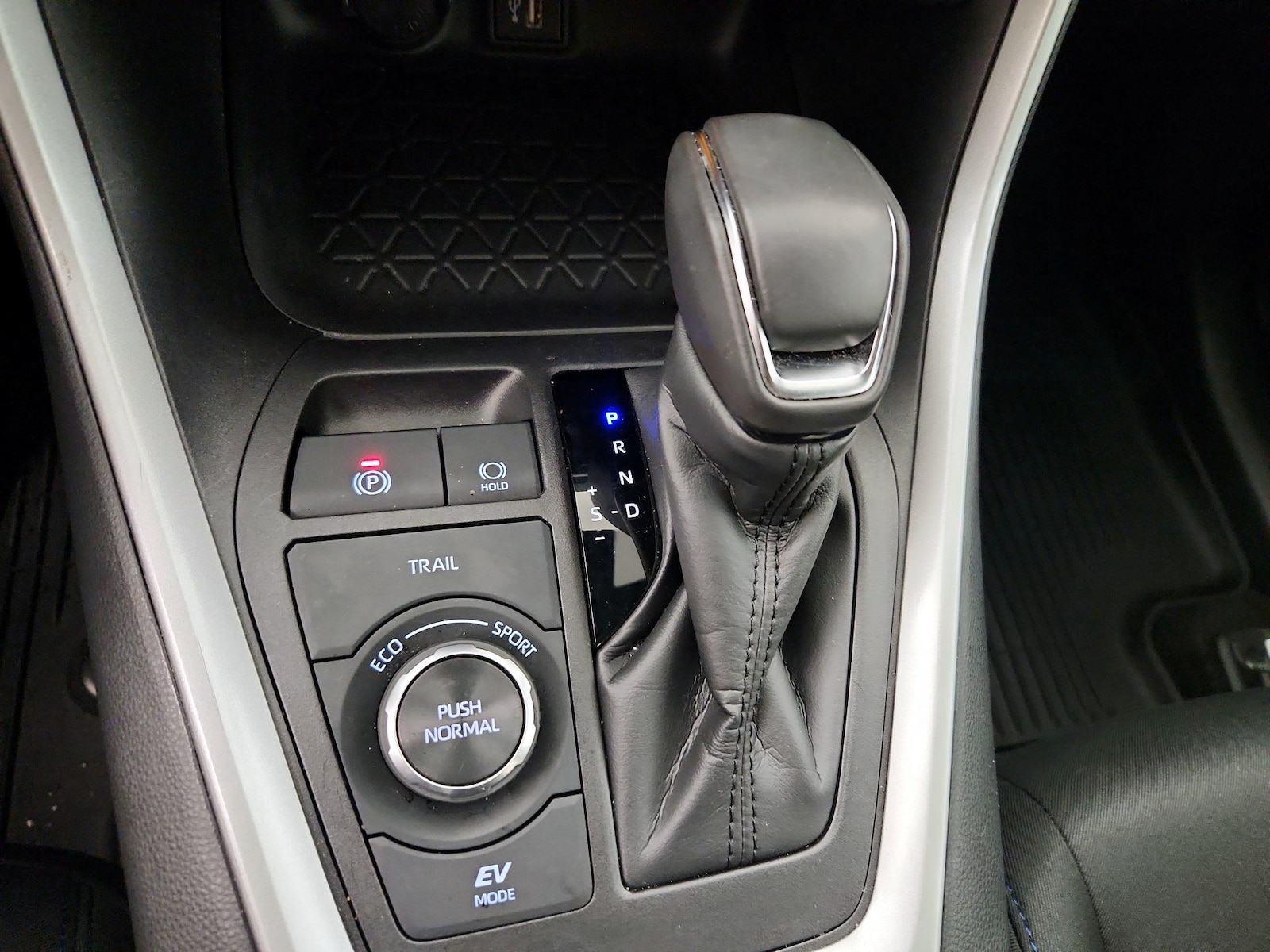 2024 Toyota RAV4 SE - Photo 18