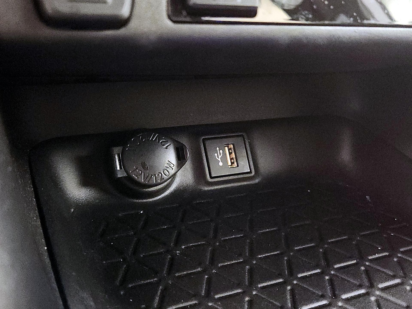 2024 Toyota RAV4 SE - Photo 19