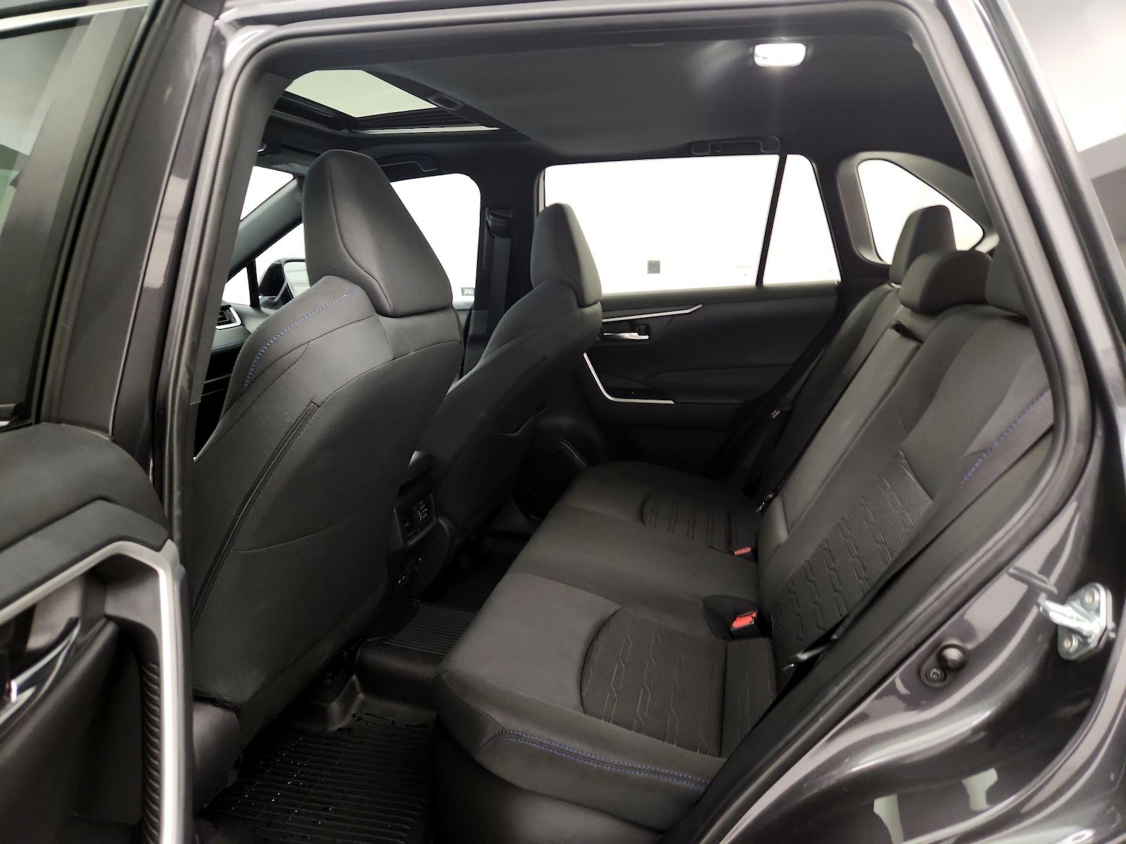 2024 Toyota RAV4 SE - Photo 20