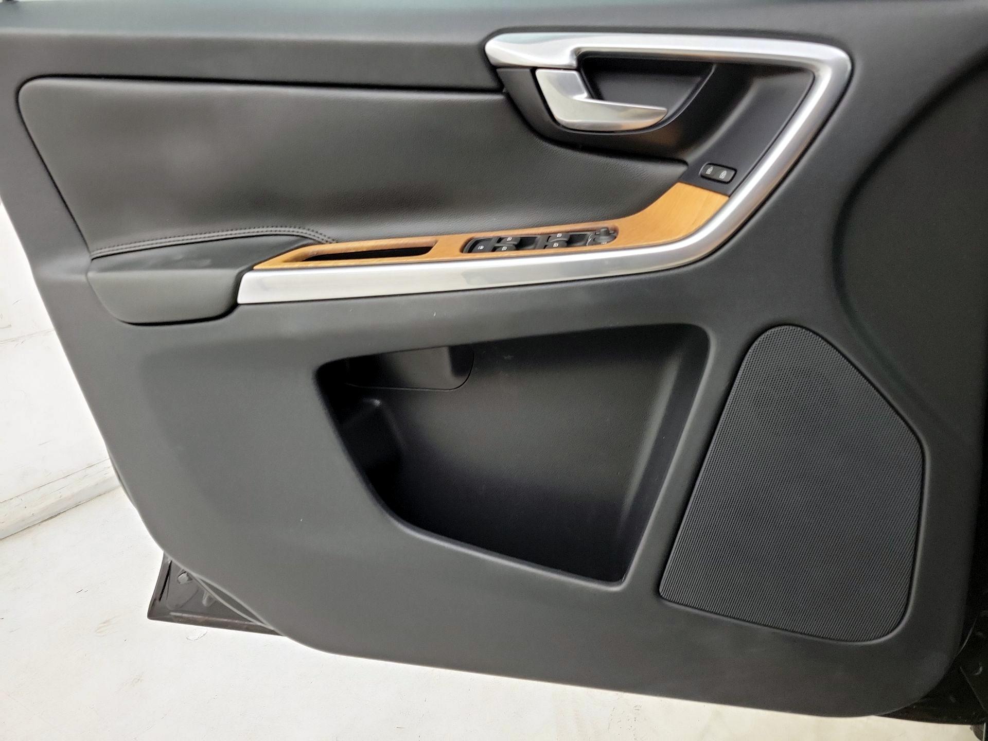 Thumbnail: 2017 Volvo XC60 - 12