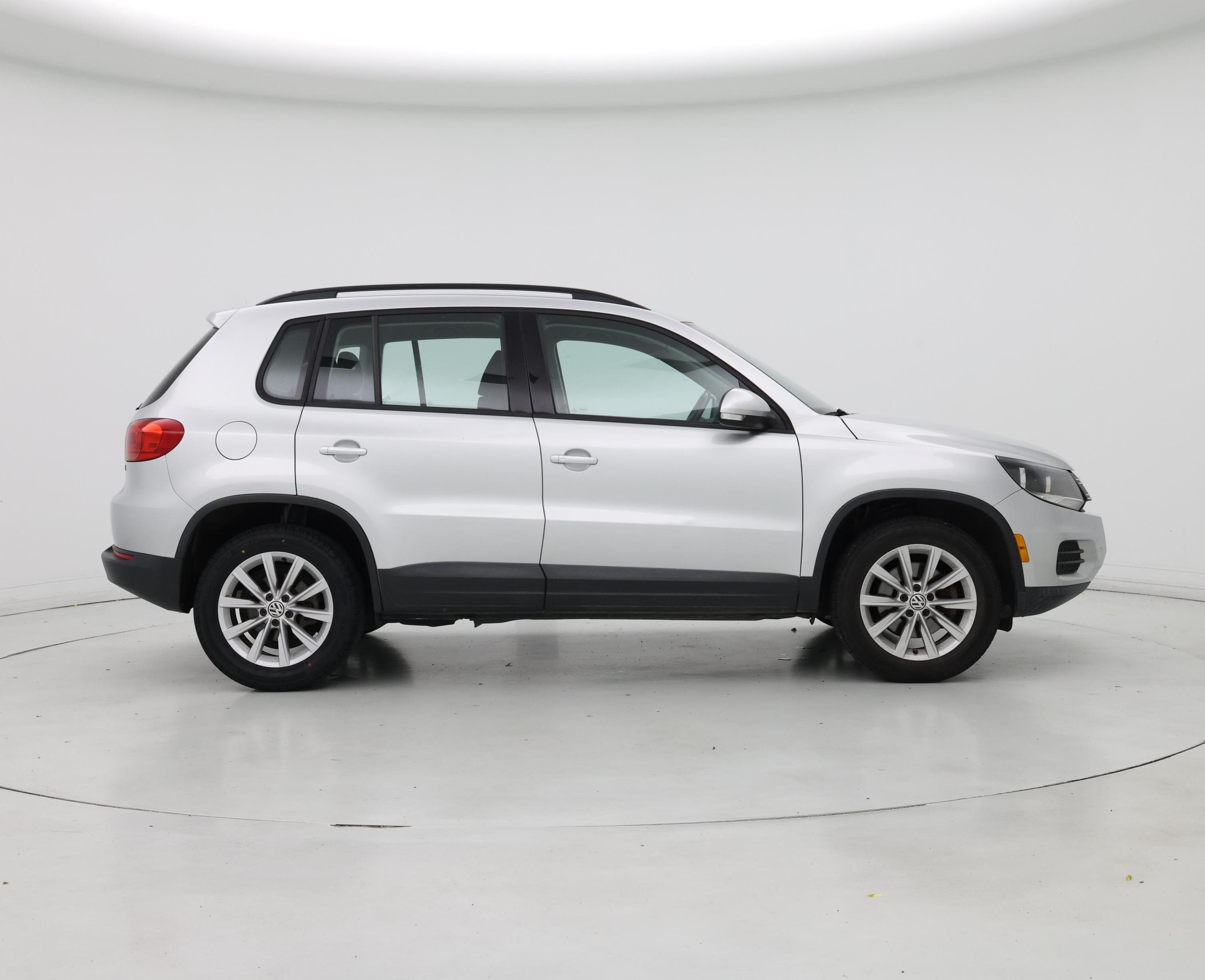 Thumbnail: 2017 Volkswagen Tiguan - 7