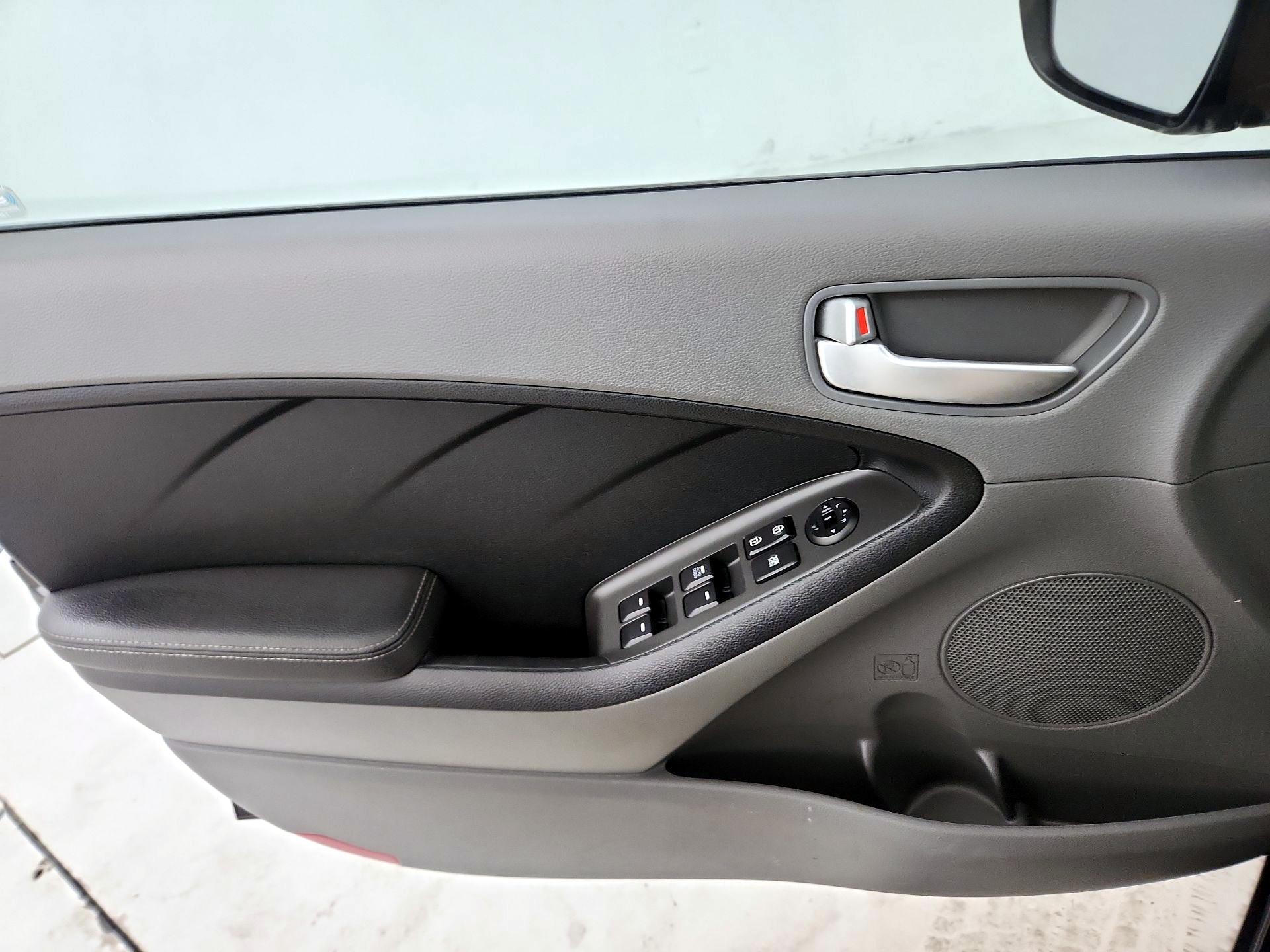 Thumbnail: 2017 Kia Forte - 12