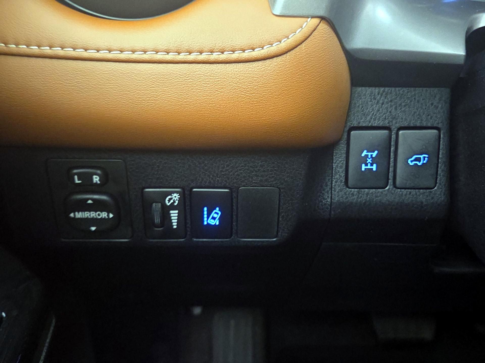 Thumbnail: 2016 Toyota RAV4 - 13