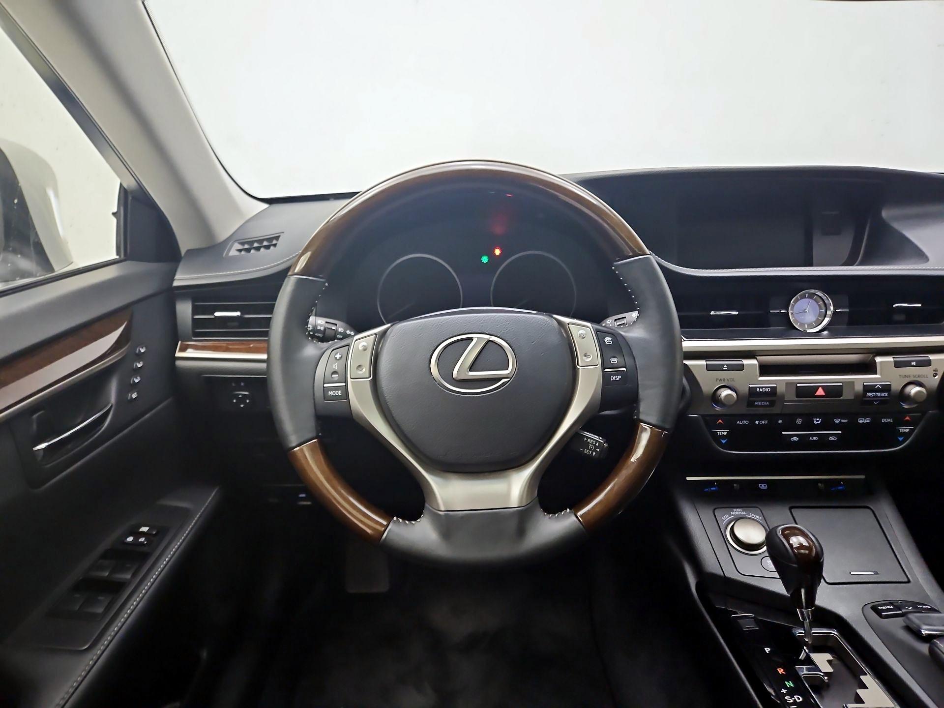 Thumbnail: 2015 Lexus ES - 10