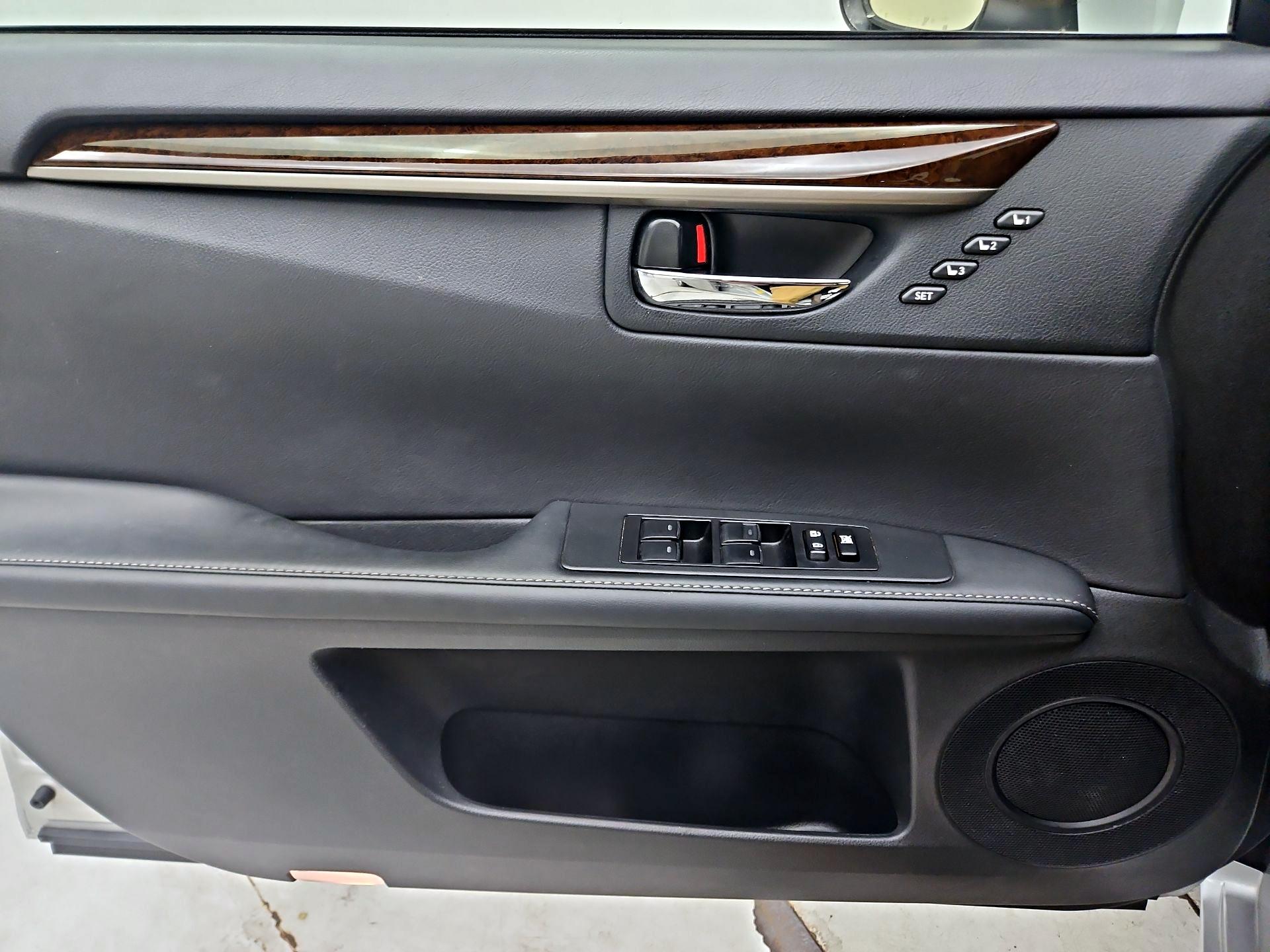 Thumbnail: 2015 Lexus ES - 12