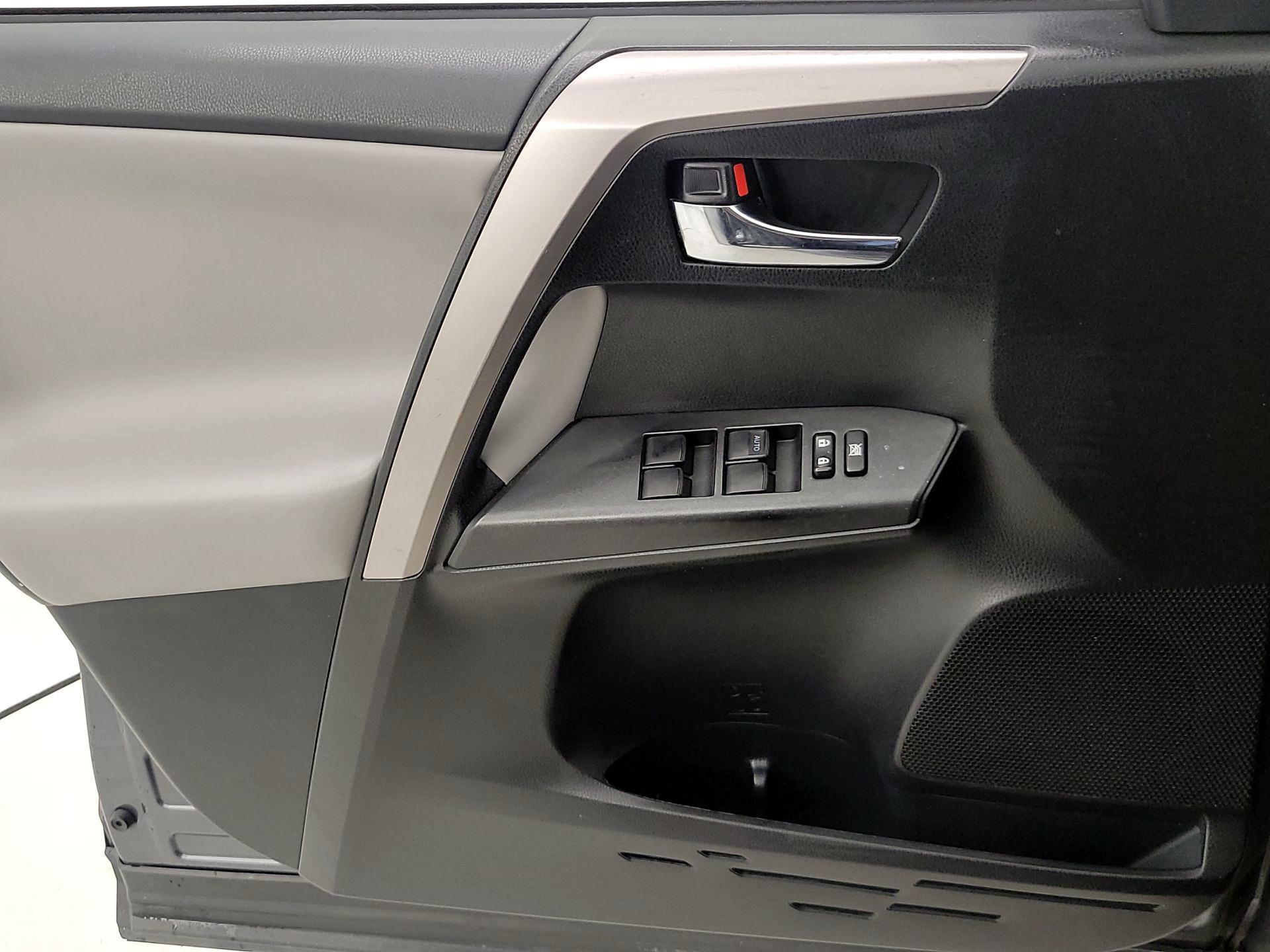 Thumbnail: 2018 Toyota RAV4 - 12