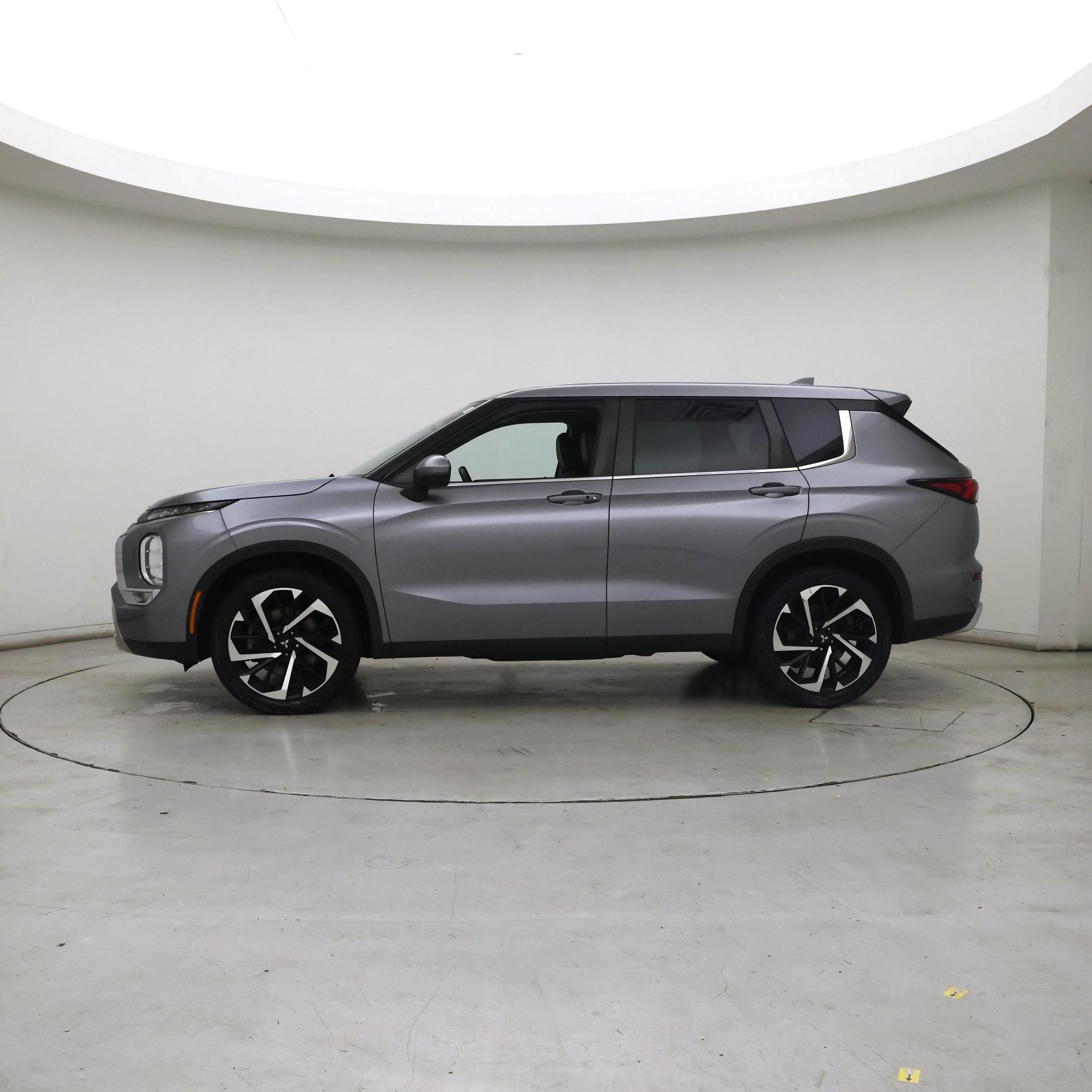 Thumbnail: 2022 Mitsubishi Outlander - 3