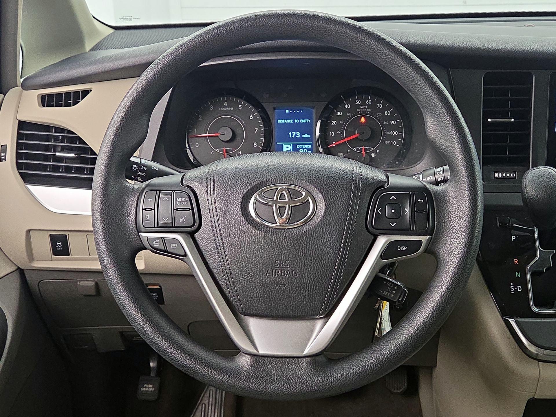 Thumbnail: 2016 Toyota Sienna - 10