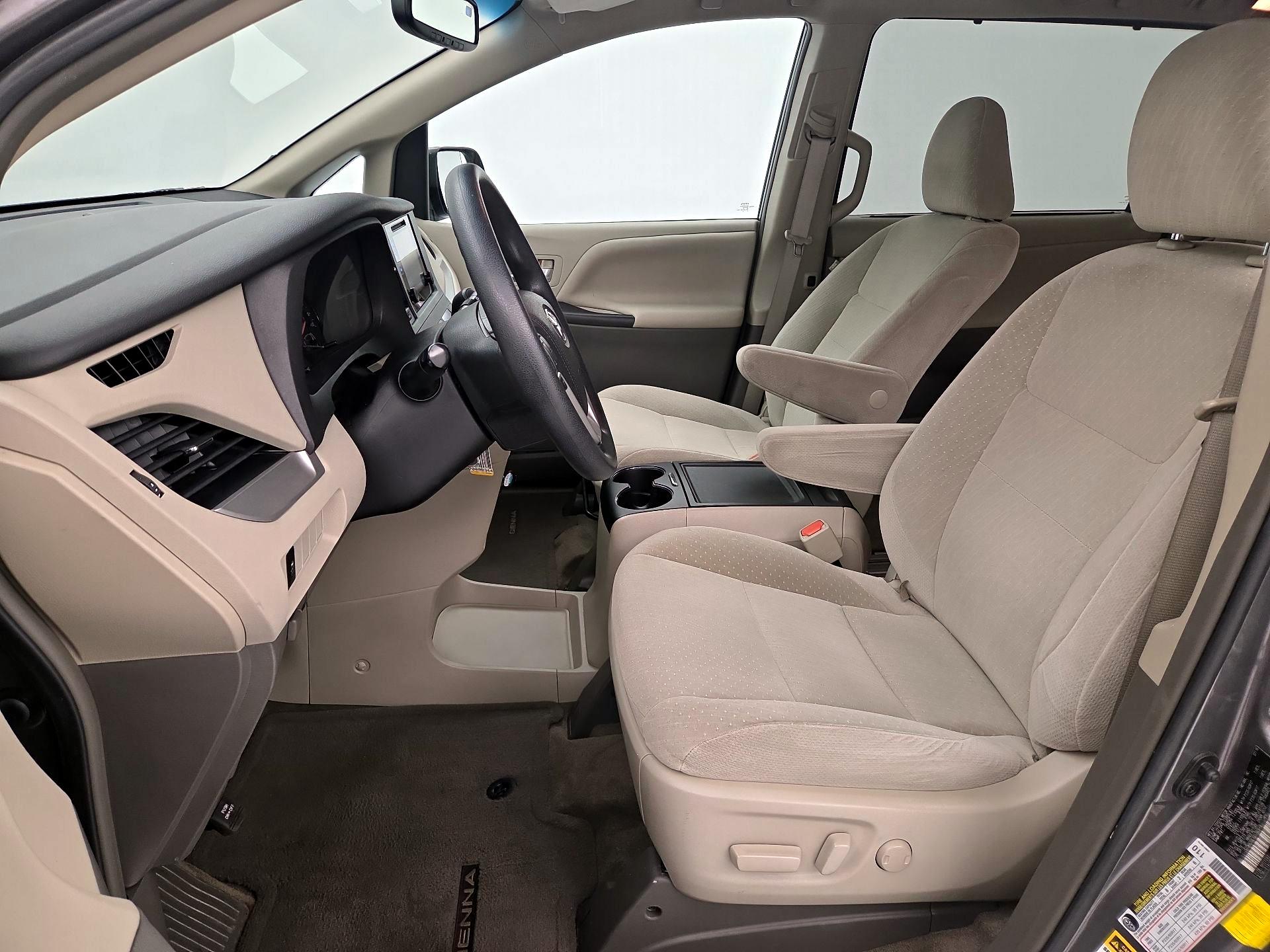 Thumbnail: 2016 Toyota Sienna - 11