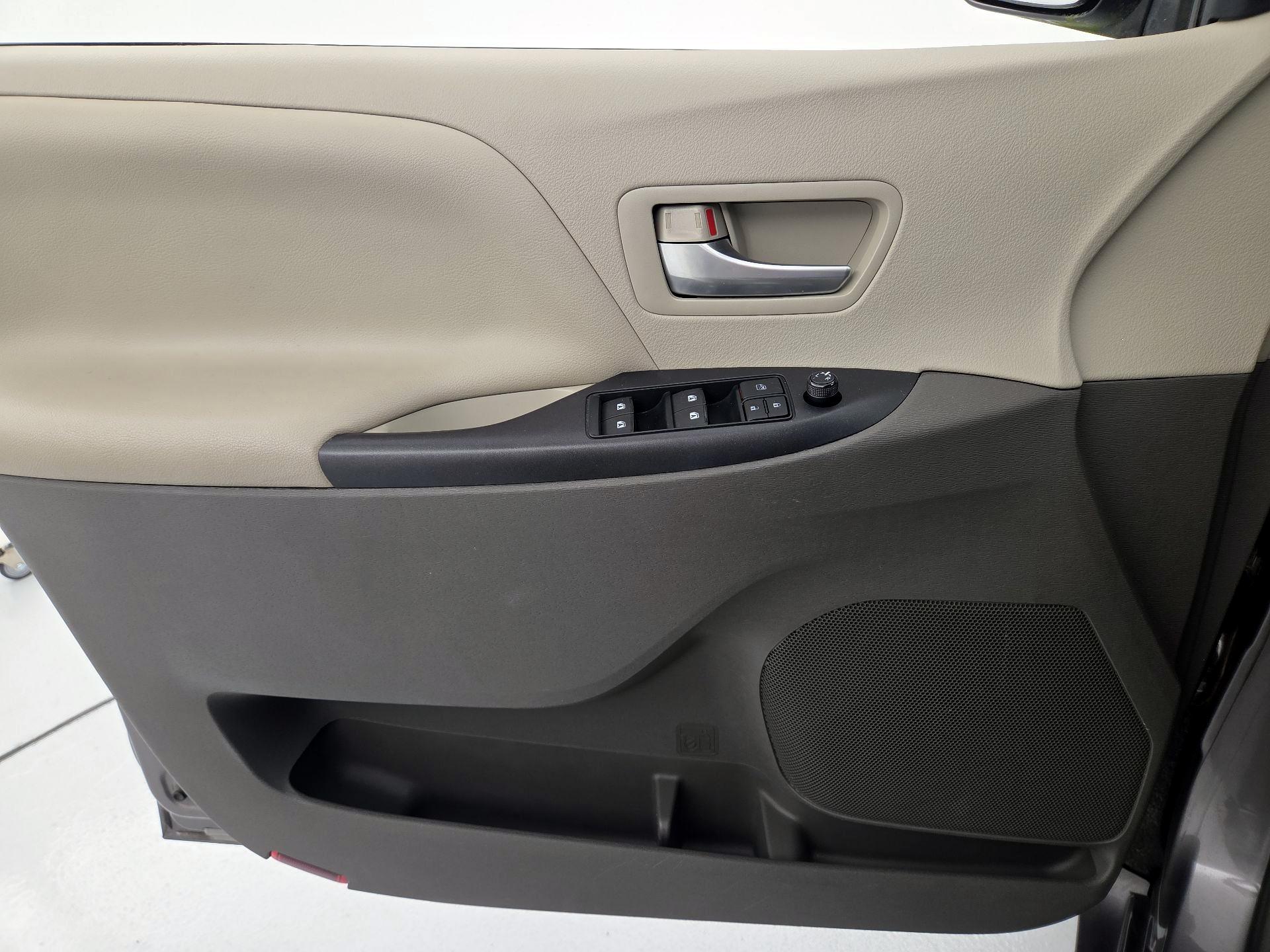Thumbnail: 2016 Toyota Sienna - 12
