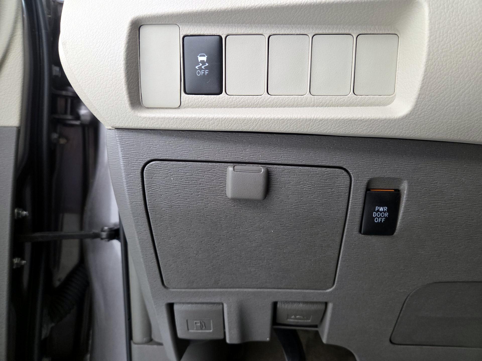 Thumbnail: 2016 Toyota Sienna - 13