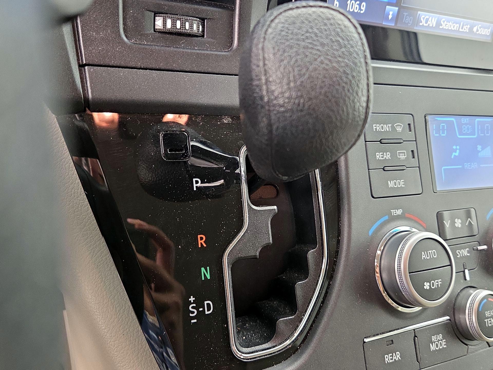 Thumbnail: 2016 Toyota Sienna - 17